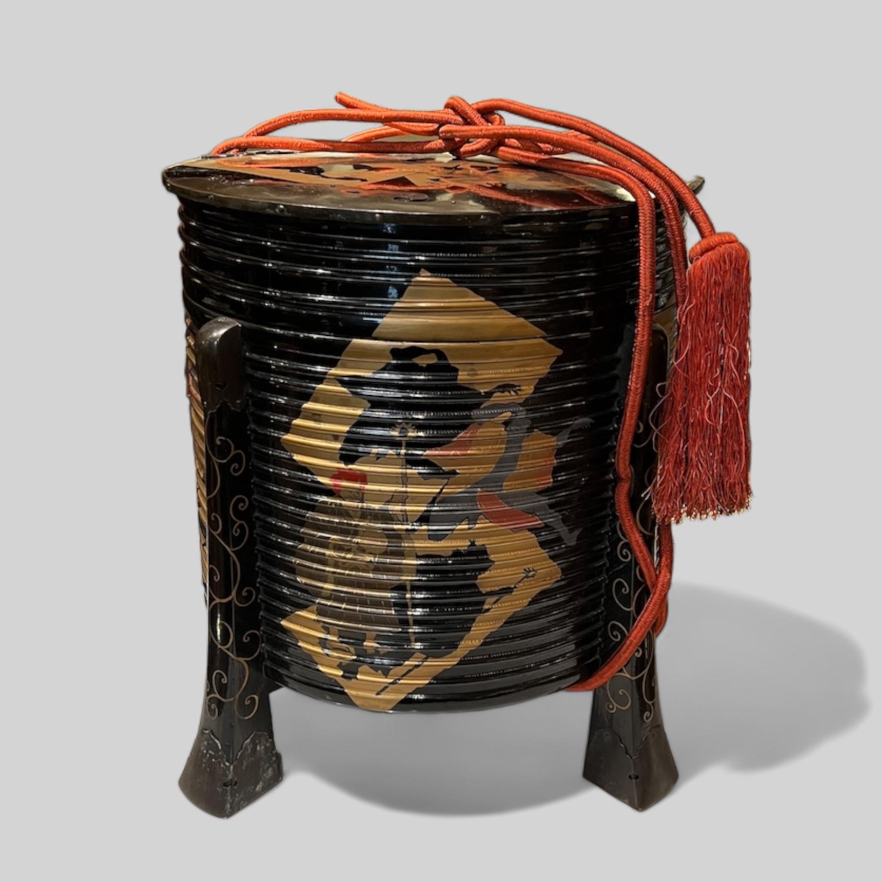 Japón, Pareja de cajas Hokai en madera lacada, periodo Edo, 1829
Japón, Raro Par de cajas Hokai de madera lacada, periodo Edo, fechadas en Bunsei 12, 1829.
Las cajas Hokai se utilizan tradicionalmente en Japón para guardar y transportar conchas para