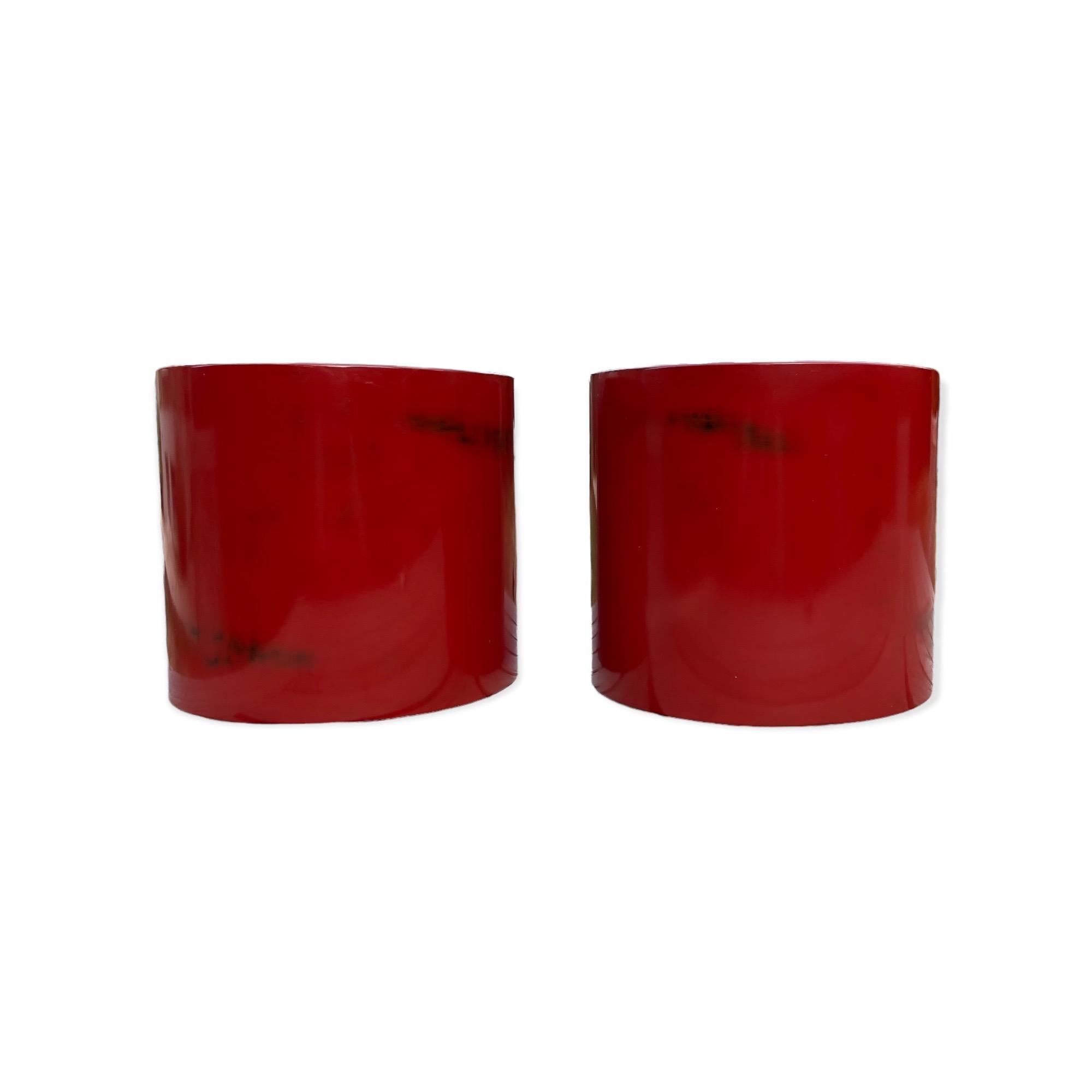 A pair of rare red lacquer (negoro) with shades of black. Very warm and deep color.
The inside containers made of brass, have traces of use as braziers but can be now used as jardinières.
Good condition.