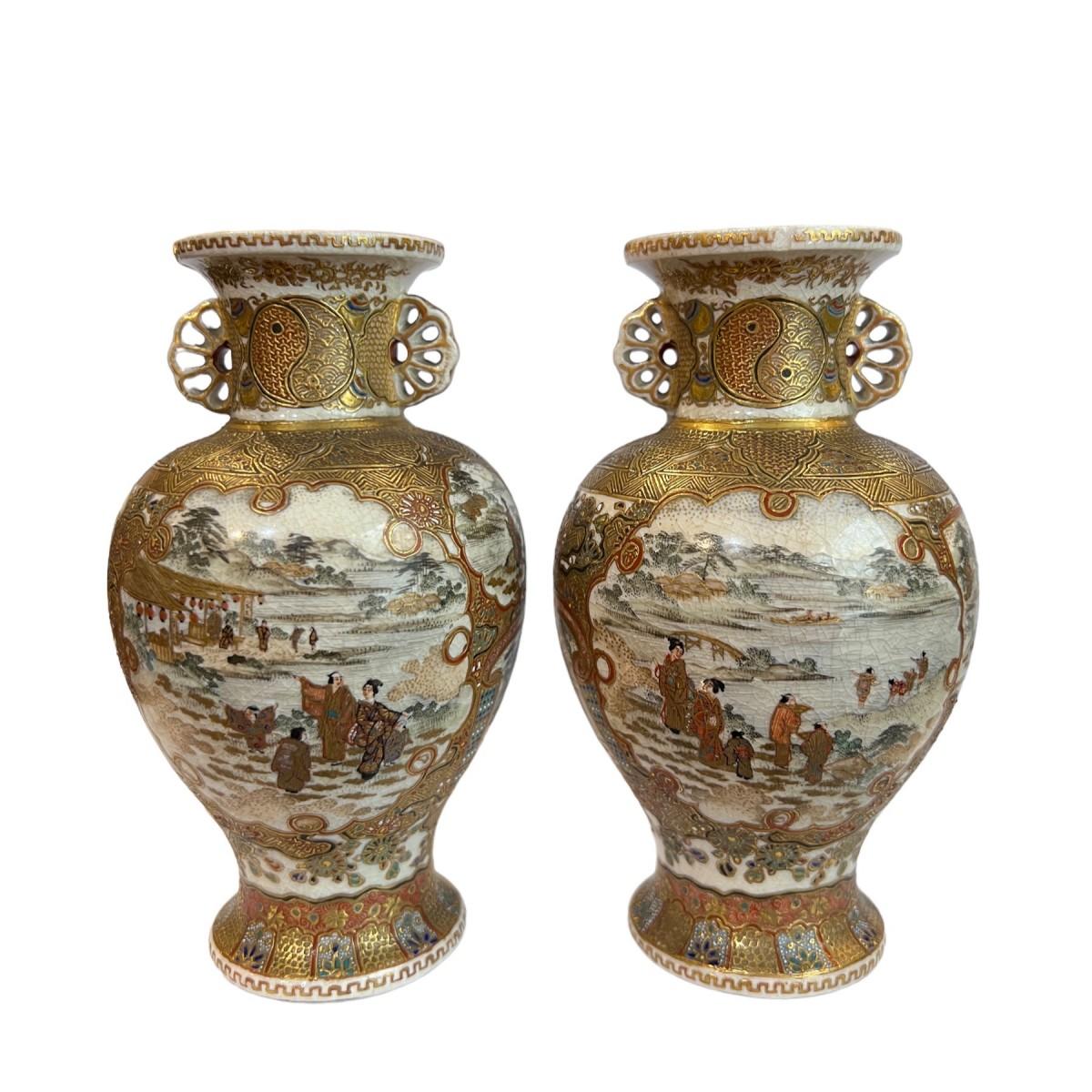 Paar kleine Satsuma-Balustervasen aus Keramik, seitliche Henkel in Kiku-Form.
Emaillierte und vergoldete Dekoration, bestehend aus zahlreichen Reserven von Zeichen animiert.

Unterschrift: Hattori.

Hattori (Fuku Bu) war ein Maler der