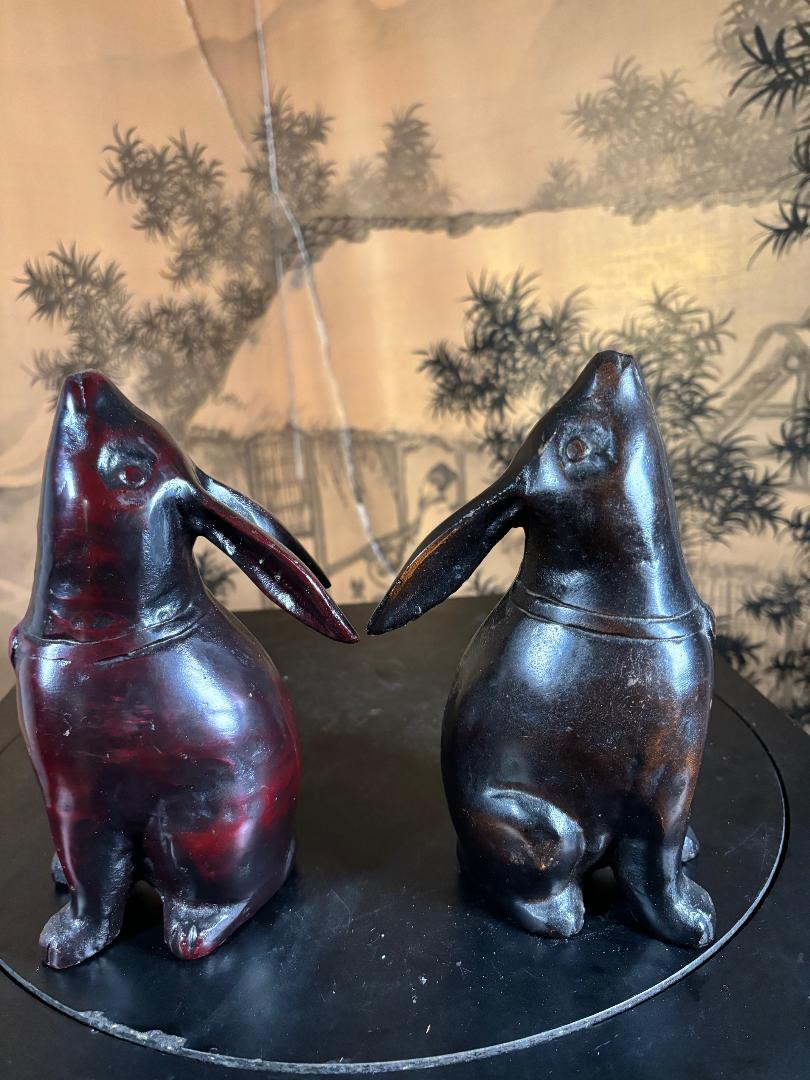 Japan Pair Tall Rot und Schwarz  Kaninchen „Moon Gazing“ aus Ebenholz, feine Details im Zustand „Gut“ im Angebot in South Burlington, VT