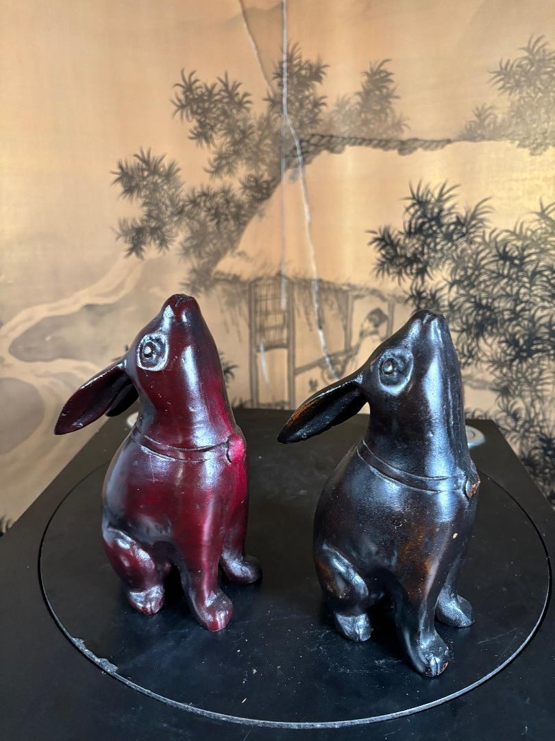 Japan Pair Tall Rot und Schwarz  Kaninchen „Moon Gazing“ aus Ebenholz, feine Details (Eisen) im Angebot