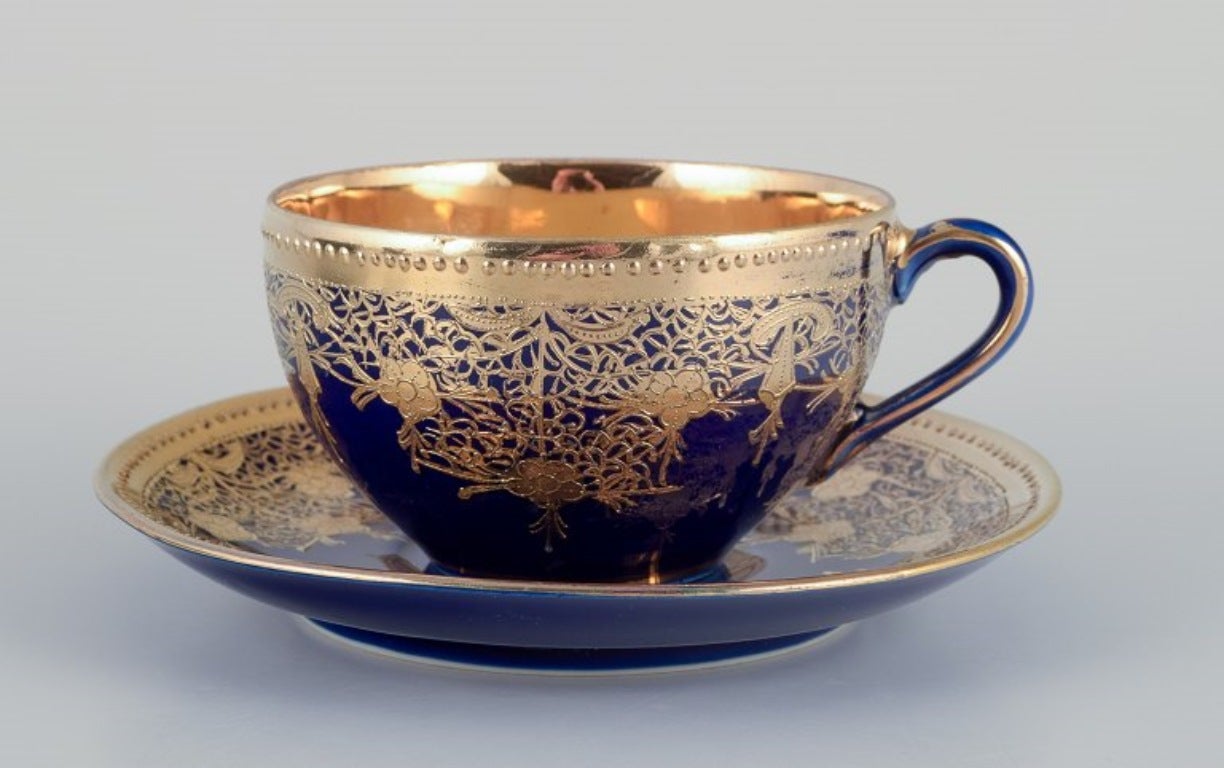 Japon, service à café en porcelaine décoré à la main en bleu Sèvres et or.
Comprend deux paires de grandes tasses à café et quatre assiettes.
Milieu du 20e siècle.
Marqué.
En parfait état.
Plaque : 18,5 x 2,5 cm.
Soucoupe : 14,0 cm.
Tasse : Diamètre