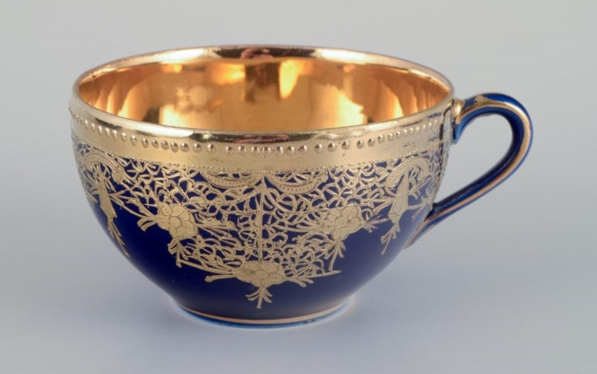 Japonais Japon, service à café en porcelaine décoré à la main en bleu Sèvres et or. en vente
