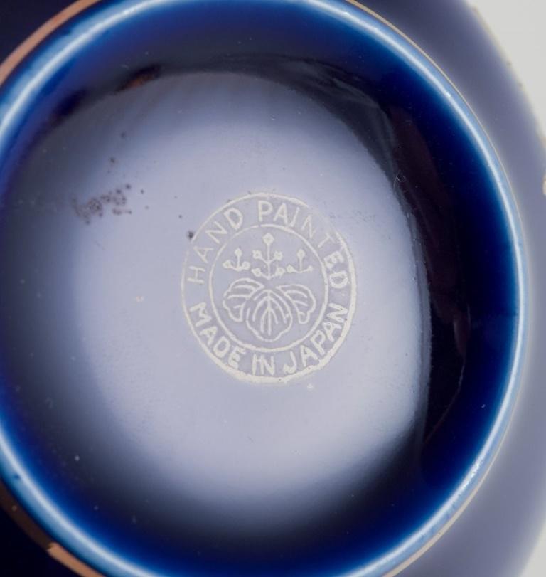 Porcelaine Japon, service à café en porcelaine décoré à la main en bleu Sèvres et or. en vente