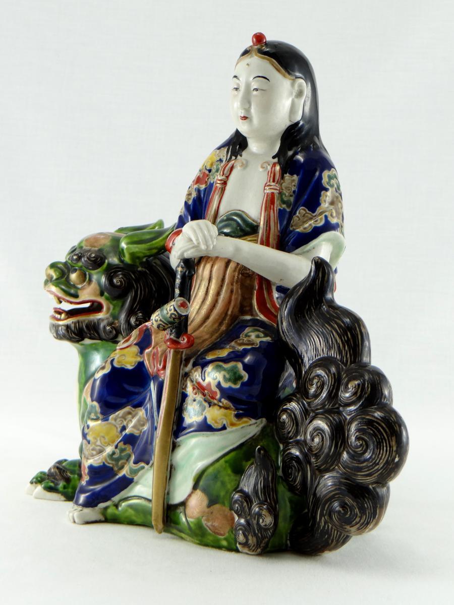 Giappone, Statuetta in porcellana di Manjushri su leone buddista, circa 1900 3