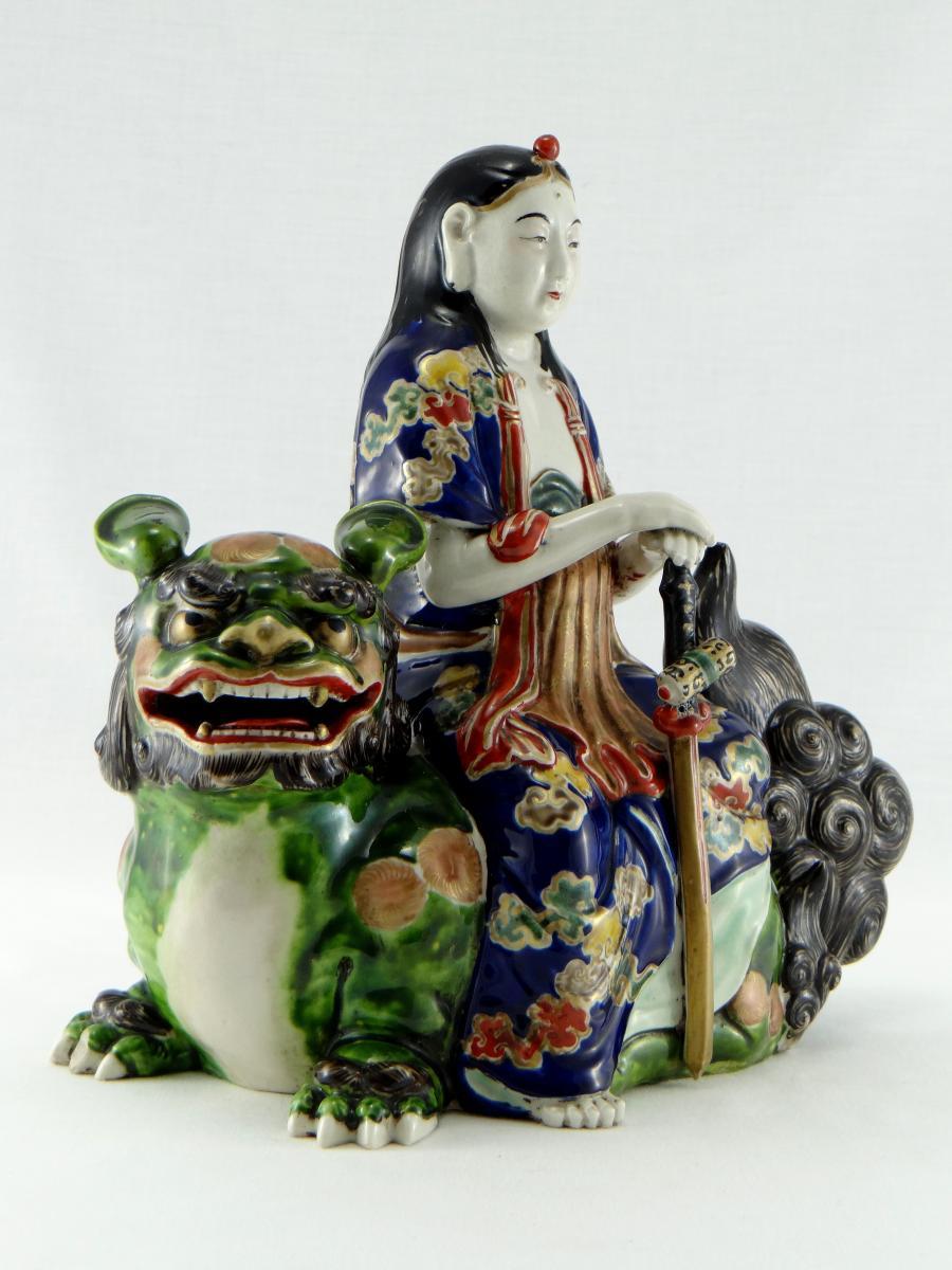 Giappone, Statuetta in porcellana di Manjushri su leone buddista, circa 1900 4