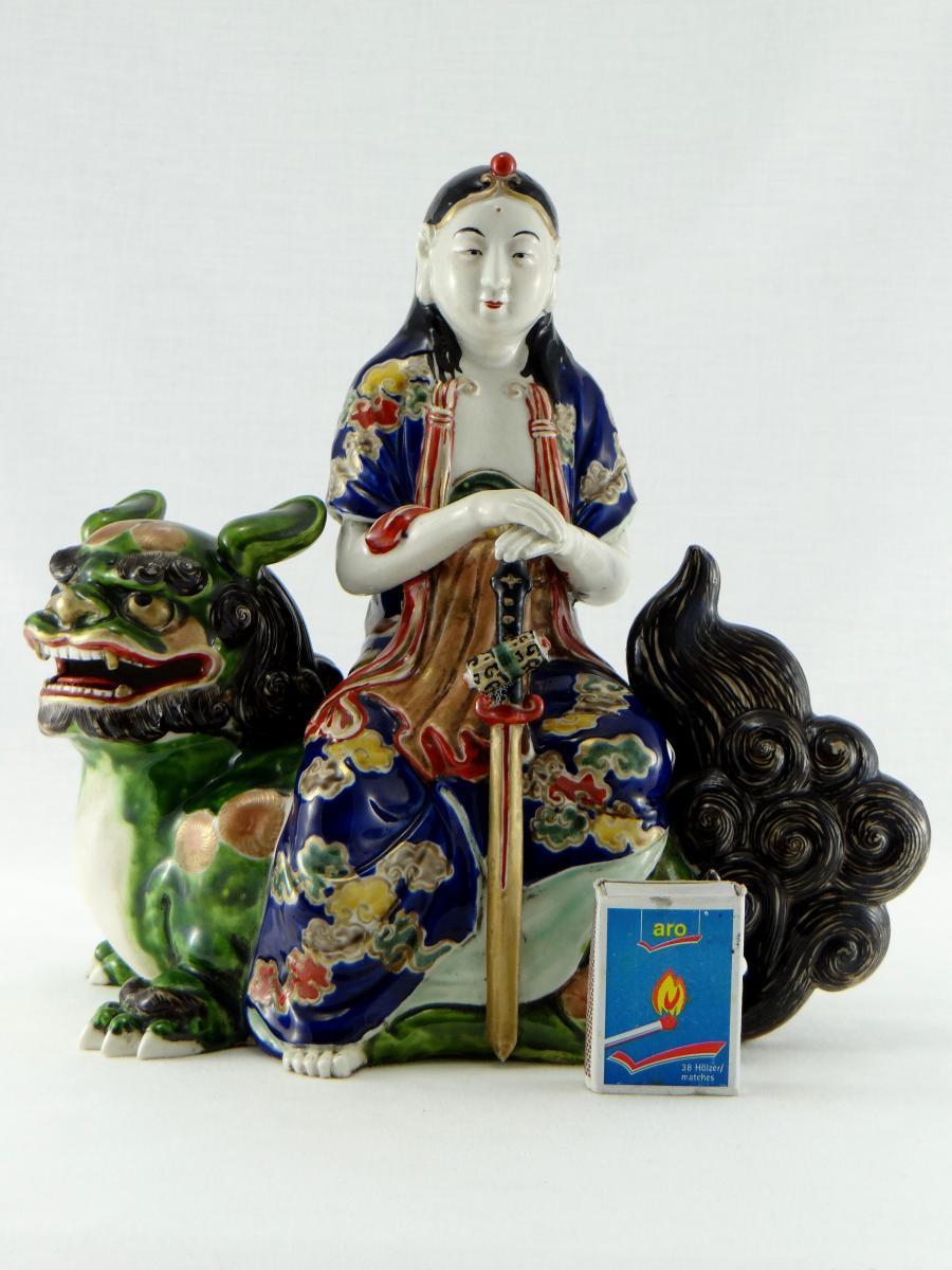 Giappone, Statuetta in porcellana di Manjushri su leone buddista, circa 1900 5