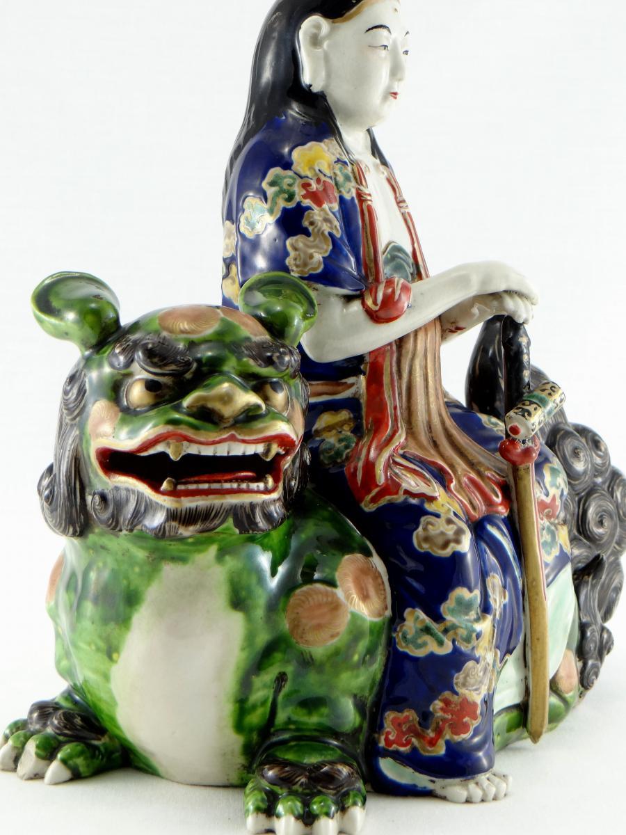Una bellissima statuetta di porcellana giapponese risalente alla fine dell'era Meiji, inizio dell'era Taisho, raffigurante Manjushri o Monju per i giapponesi. 
An He è un grande Boddhisattva noto per la sua saggezza. Viene spesso raffigurato