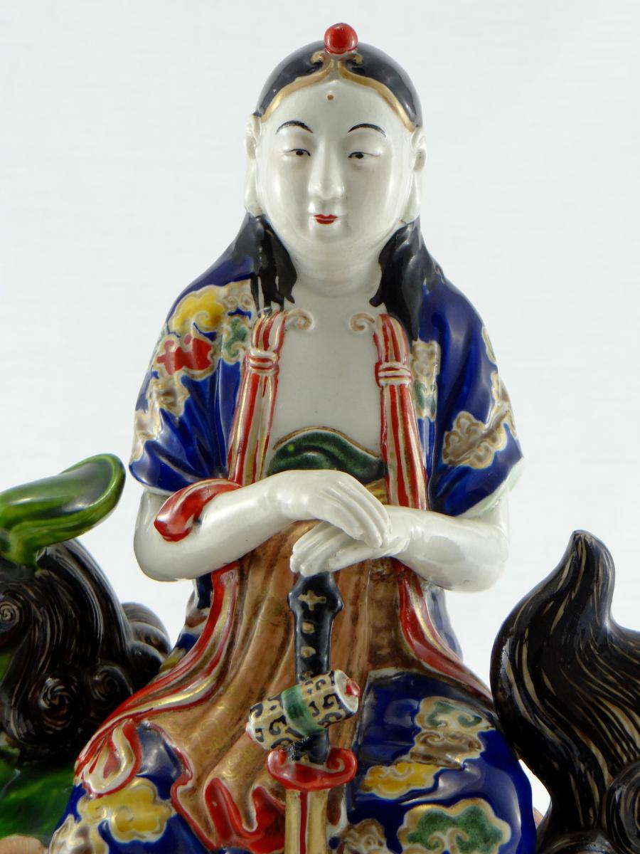 Giapponismo Giappone, Statuetta in porcellana di Manjushri su leone buddista, circa 1900