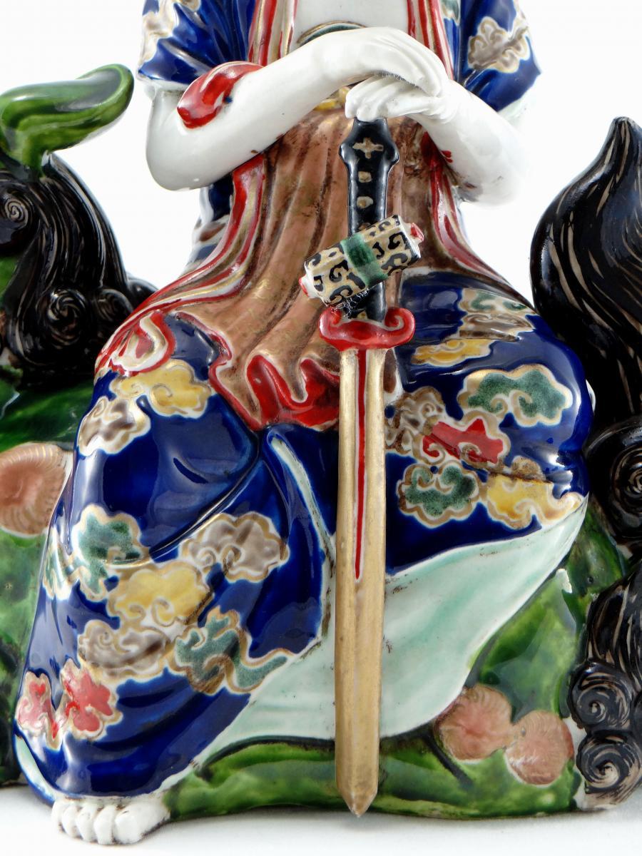 Giapponese Giappone, Statuetta in porcellana di Manjushri su leone buddista, circa 1900