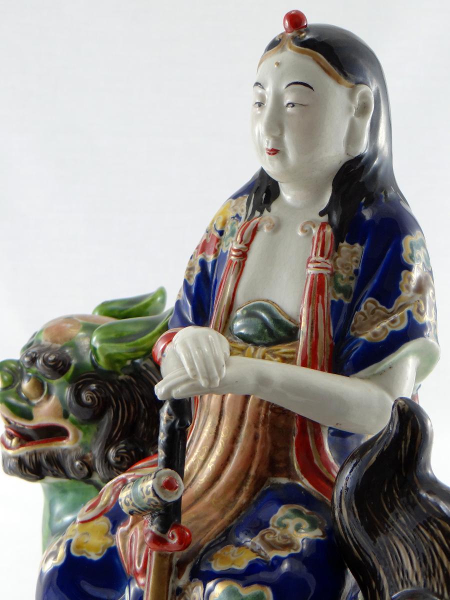 XX secolo Giappone, Statuetta in porcellana di Manjushri su leone buddista, circa 1900