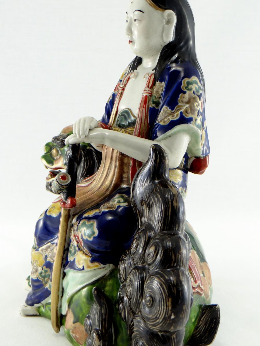 Ceramica Giappone, Statuetta in porcellana di Manjushri su leone buddista, circa 1900