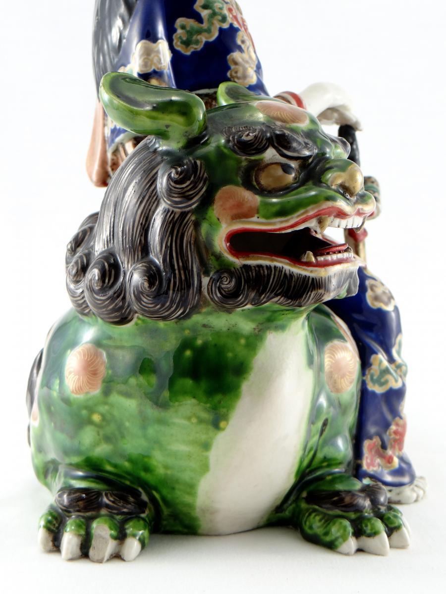 Giappone, Statuetta in porcellana di Manjushri su leone buddista, circa 1900 1
