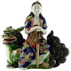 Giappone, Statuetta in porcellana di Manjushri su leone buddista, circa 1900