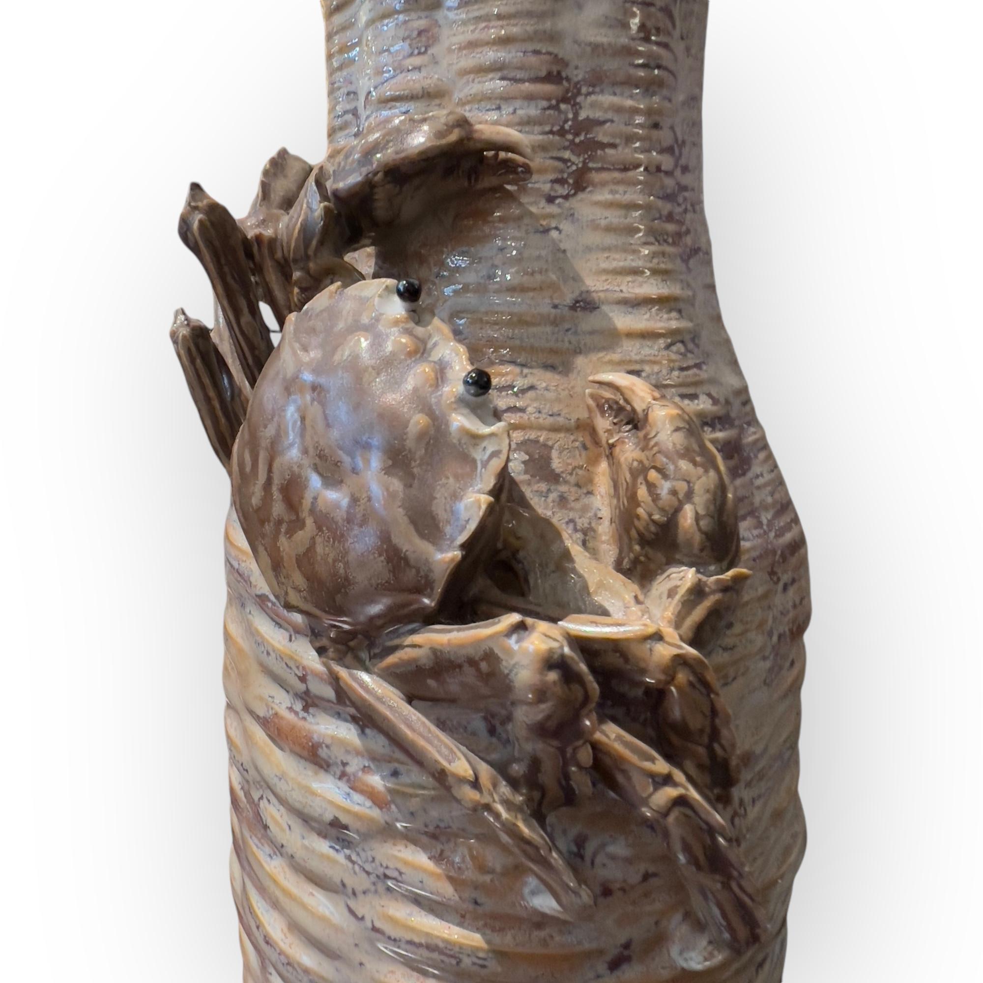 Fatto a mano Giappone, vaso in porcellana con granchio di Hara Kosei, nato nel 1934 in vendita