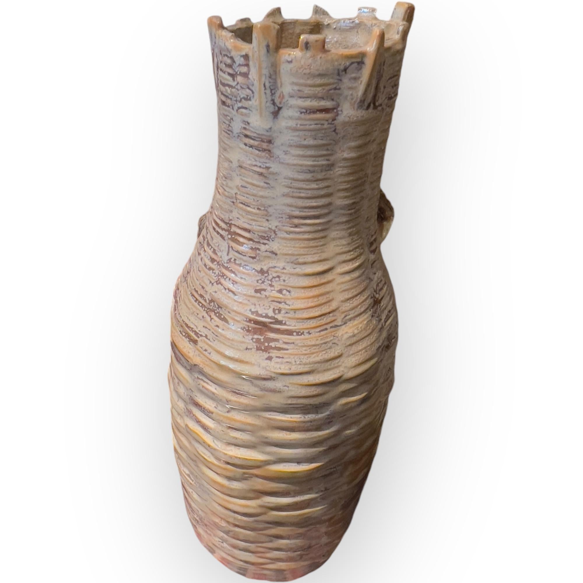 Fine XX secolo Giappone, vaso in porcellana con granchio di Hara Kosei, nato nel 1934 in vendita