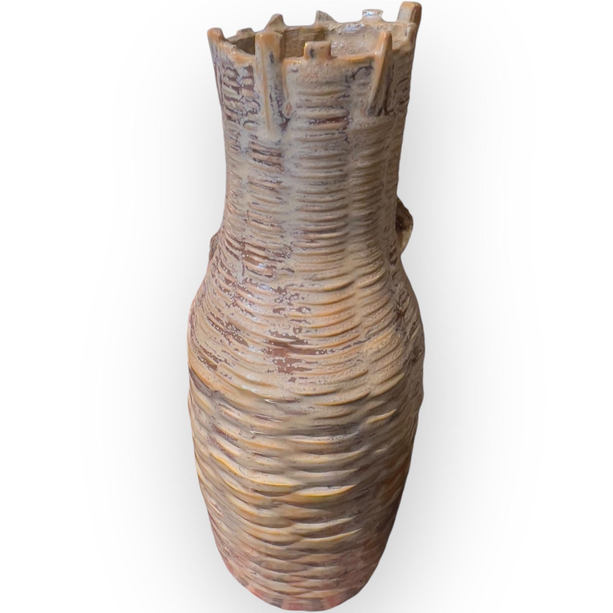 Giappone, vaso in porcellana con granchio di Hara Kosei, nato nel 1934 in vendita 1