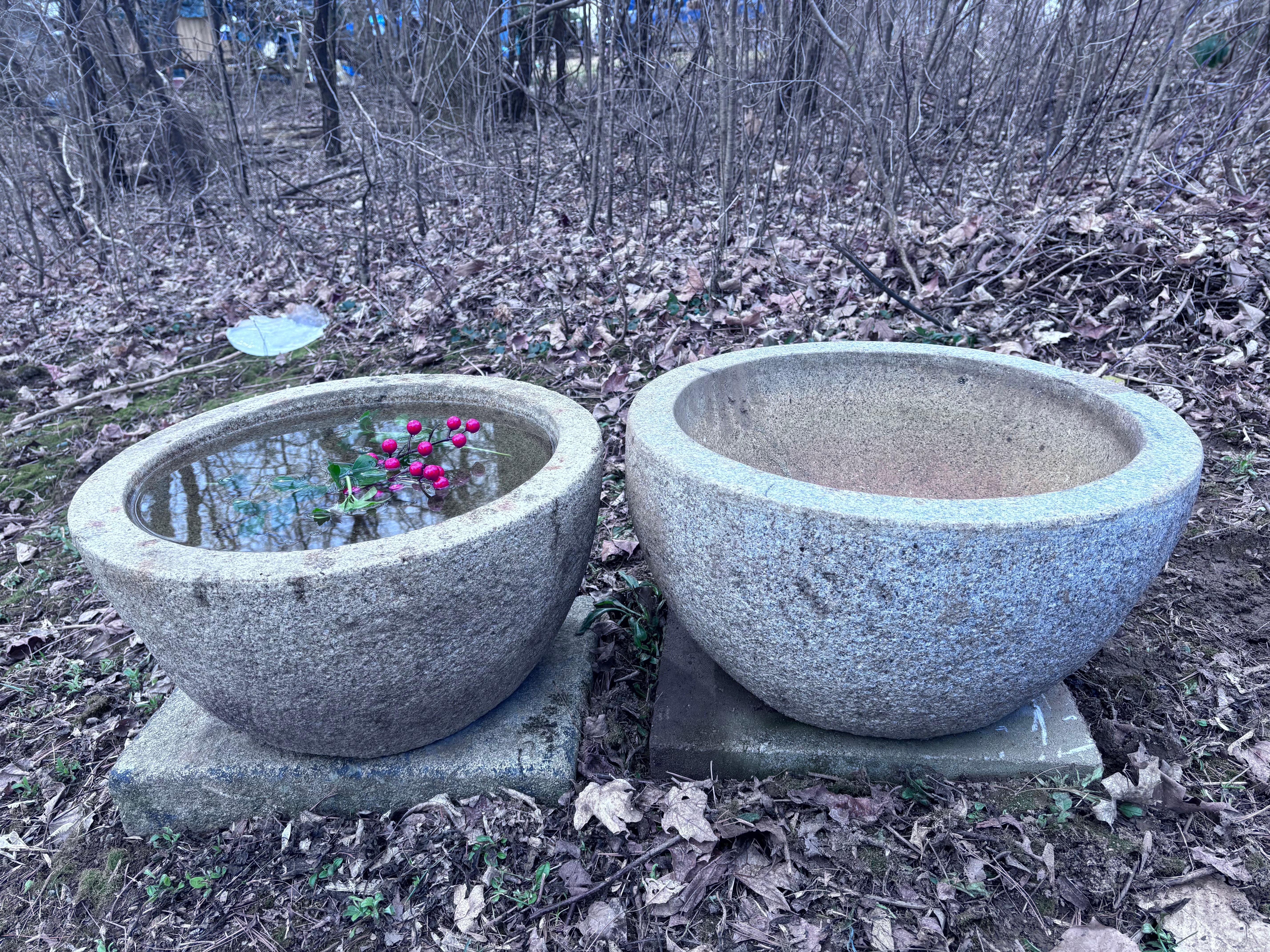 Japón Pareja Grandes Maceteros Redondos Antiguos de Piedra Tsukubai en venta 3