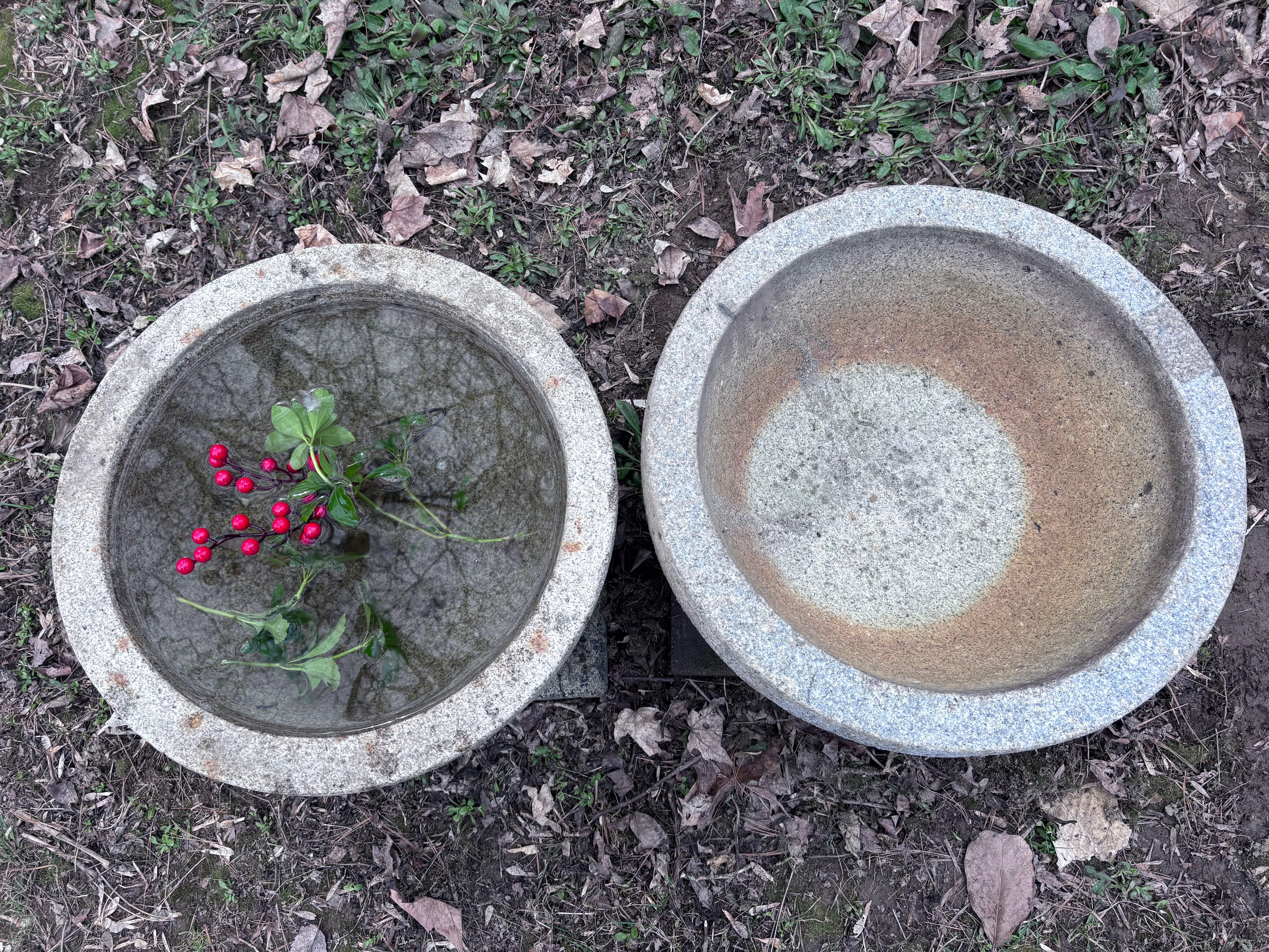Japón Pareja Grandes Maceteros Redondos Antiguos de Piedra Tsukubai Japonés en venta