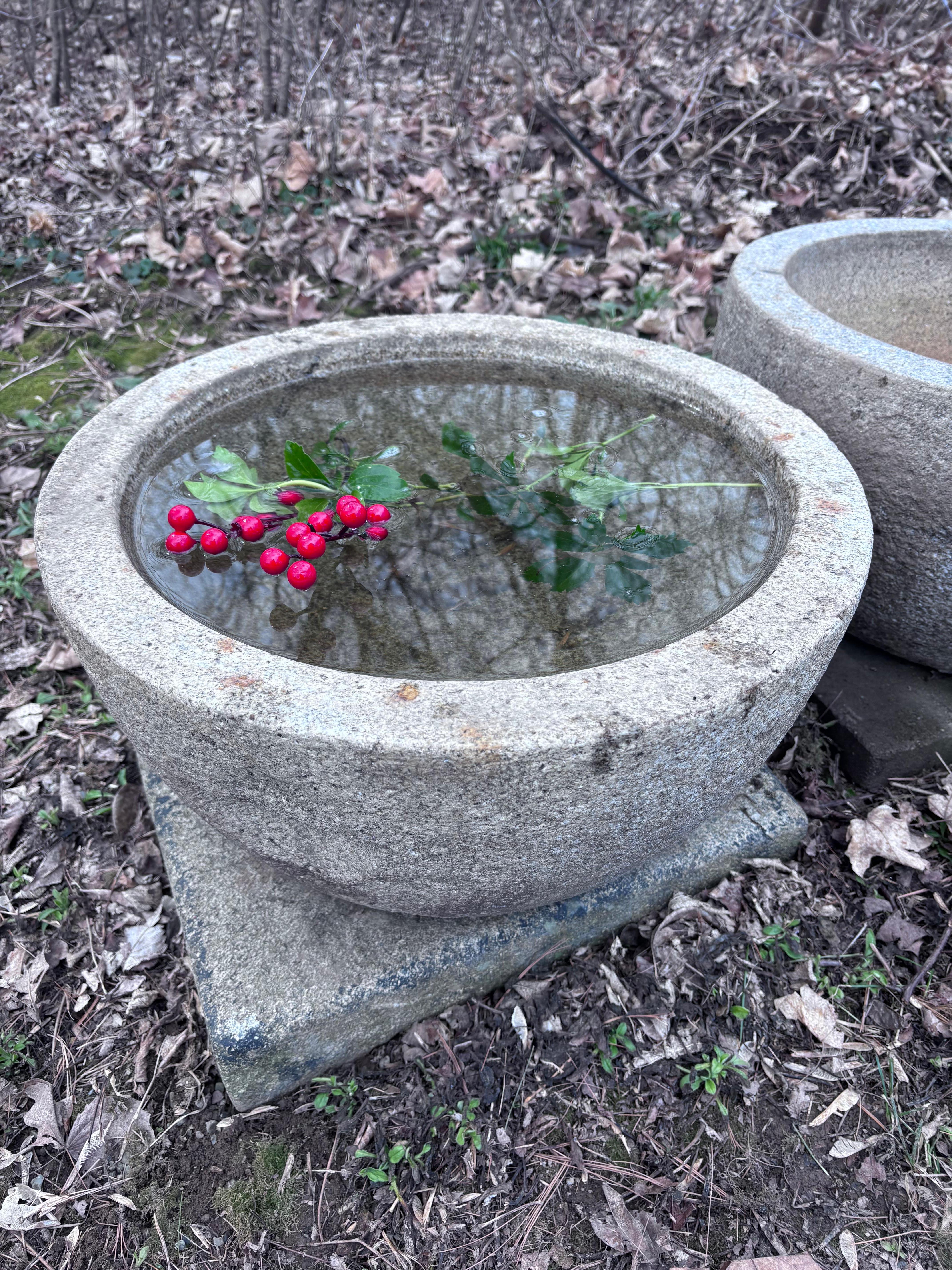 Japón Pareja Grandes Maceteros Redondos Antiguos de Piedra Tsukubai Tallado a mano en venta