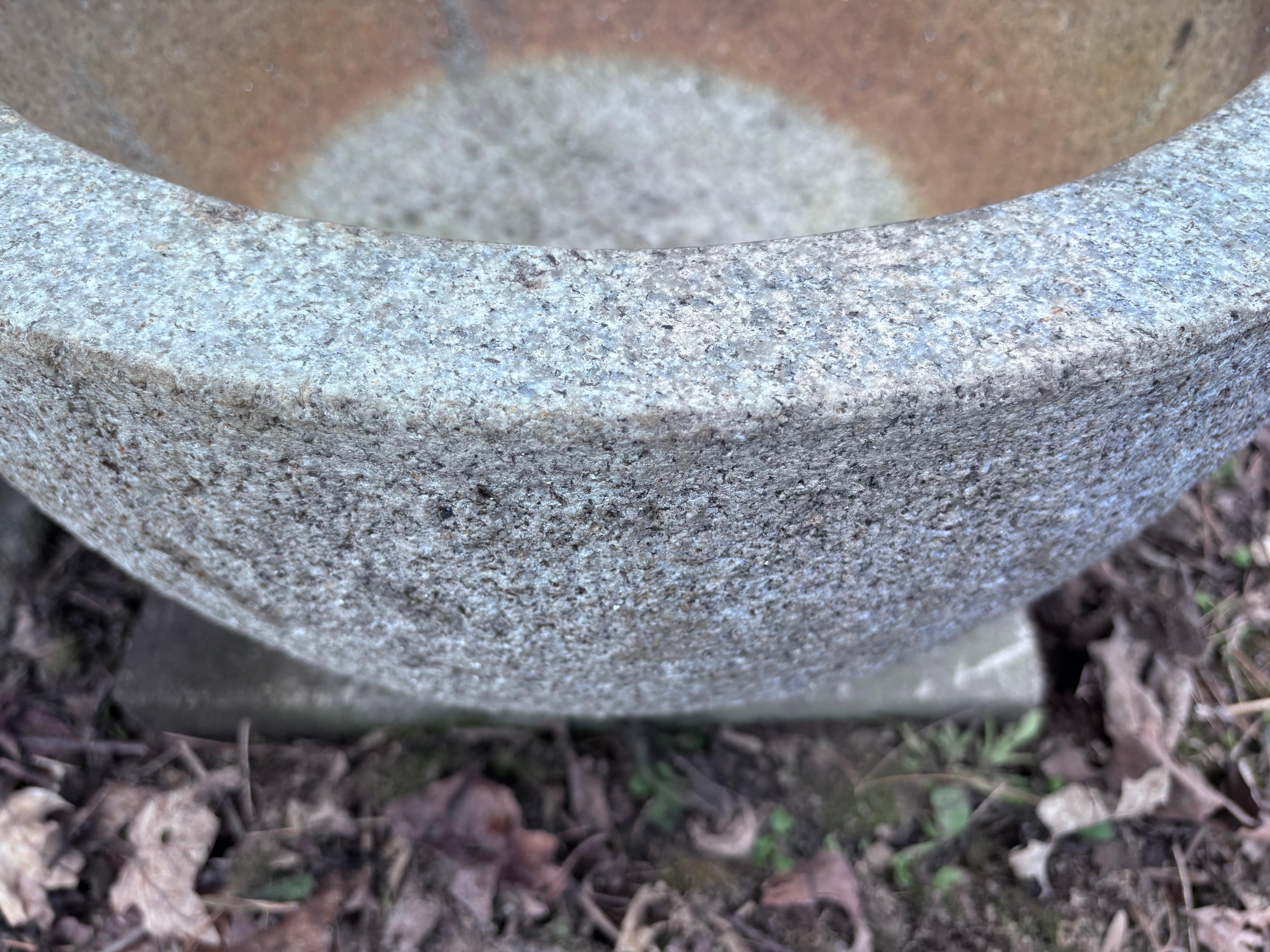 Japón Pareja Grandes Maceteros Redondos Antiguos de Piedra Tsukubai en venta 2