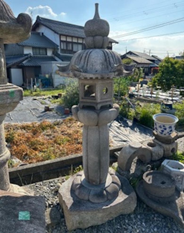Japan Rare Tall Tulip Stone Lantern- one of a kind Beauty Japonés en venta