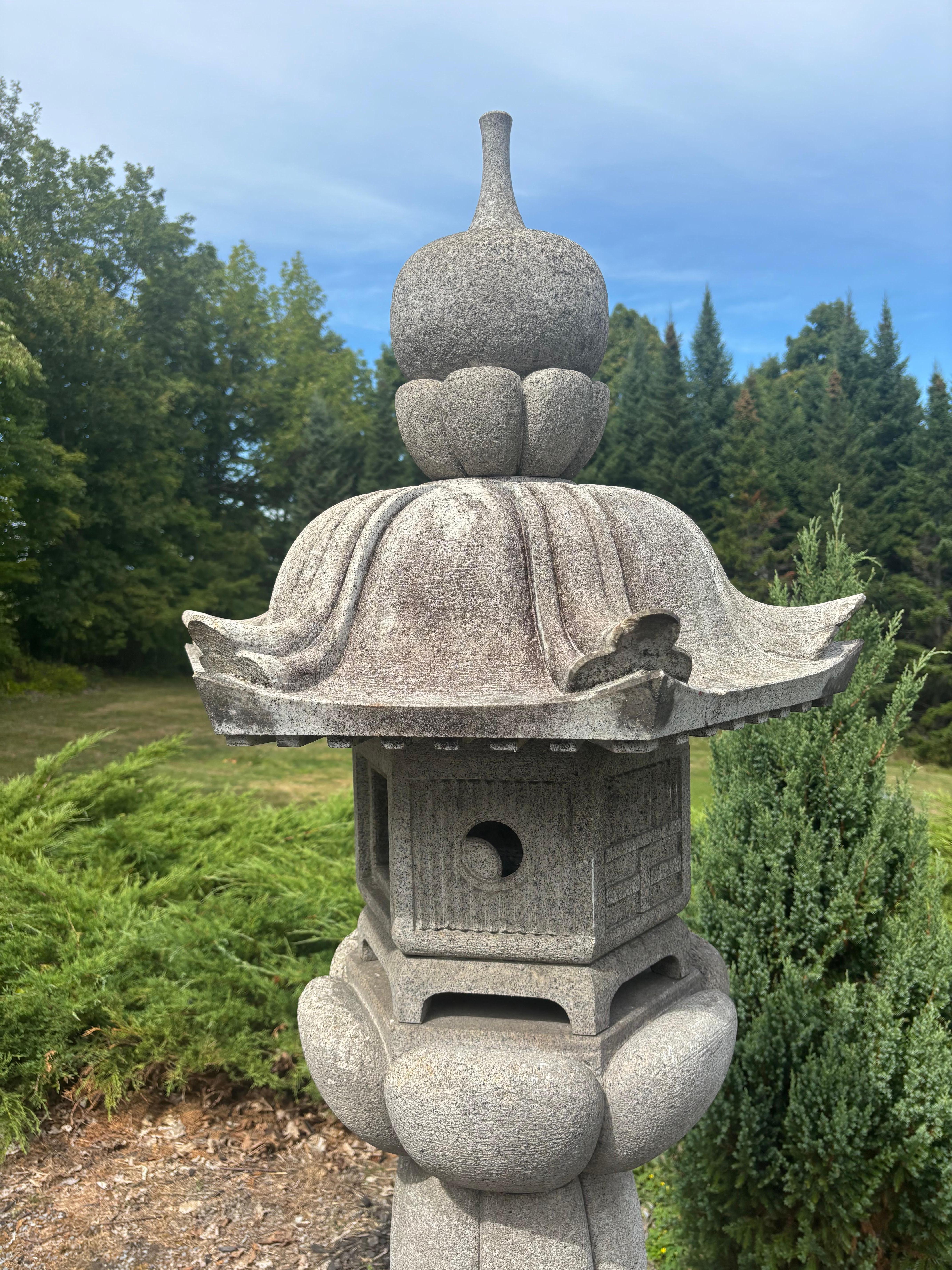 Giappone Rara Lanterna di pietra a tulipano alta - un pezzo unico di bellezza In condizioni buone in vendita a South Burlington, VT