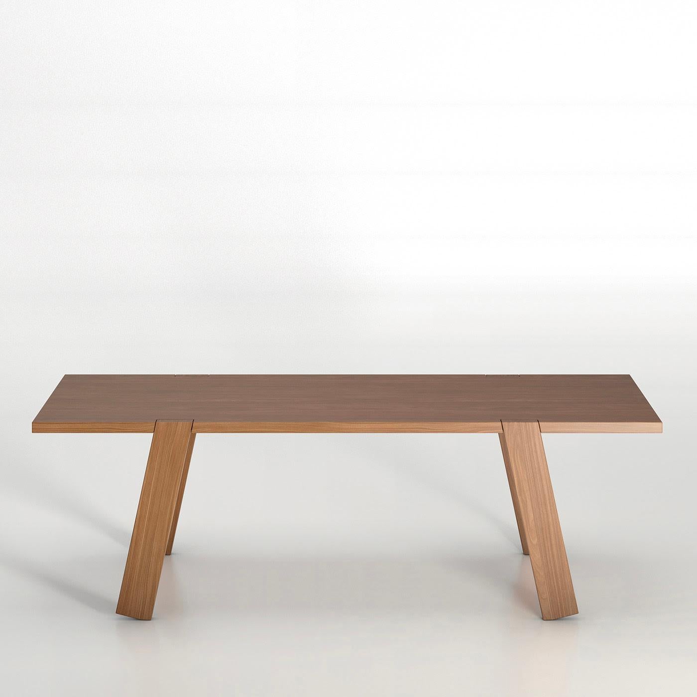 Inspiriert von der japanischen Vorliebe für klare Linien, ist dieser Holztisch von Franco Poli eine Übung in Wärme und geometrischer Strenge, die sich ideal mit jeder modernen Einrichtung ergänzt. Hier in der Ausführung Canaletto Nussbaum angeboten,