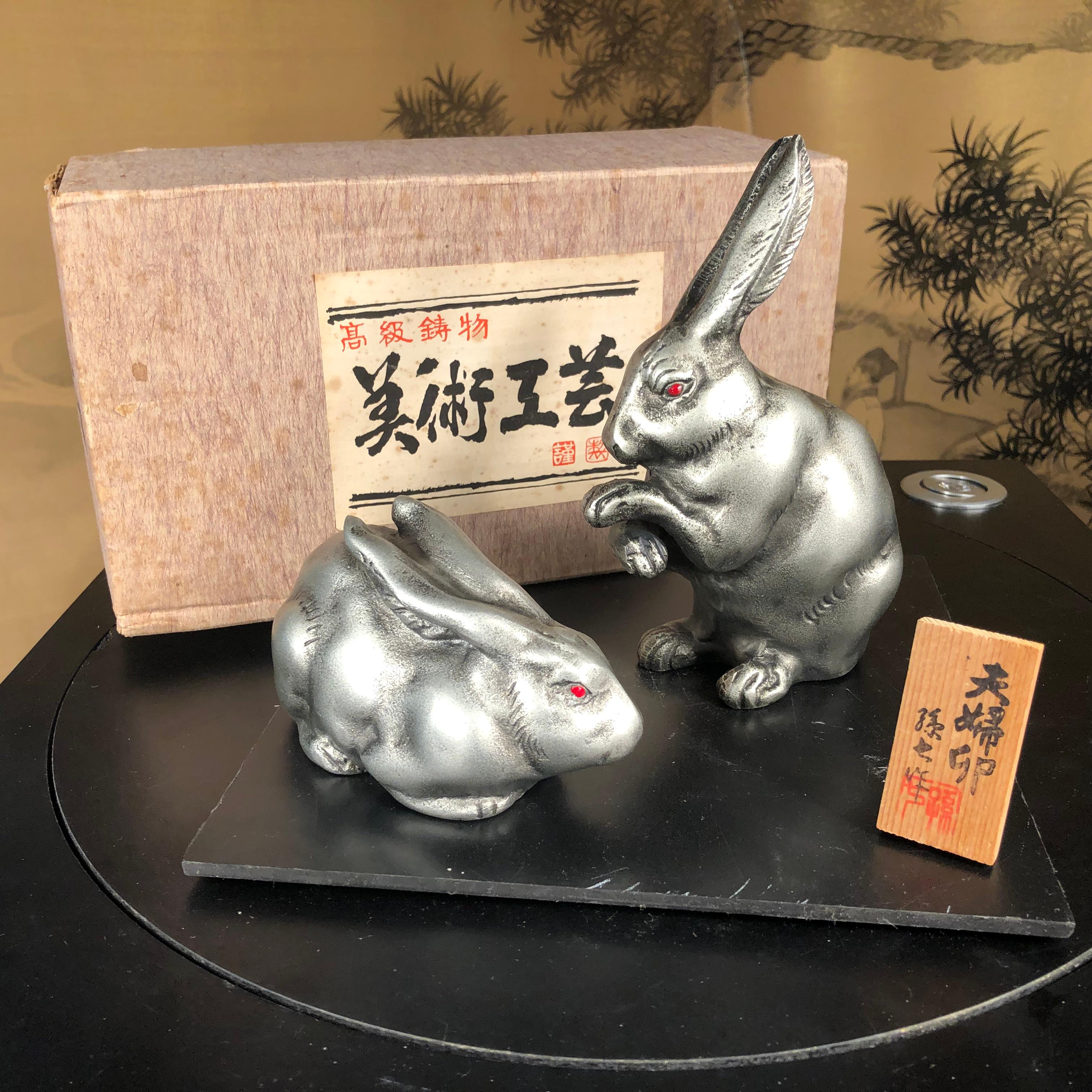 Japan Pair Red Eye Garden Rabbits Mint & Boxed  For Sale 9
