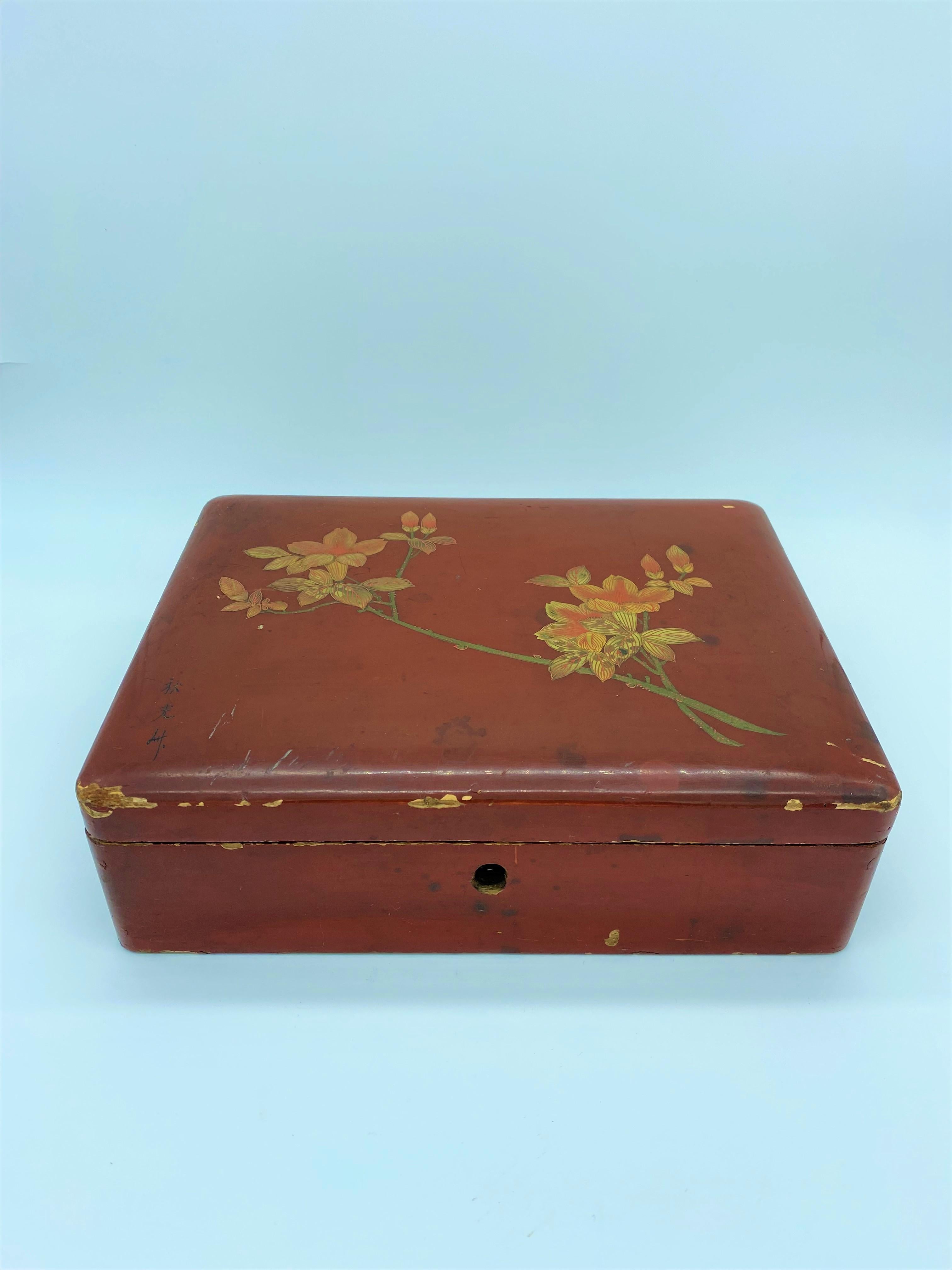 Schöne japanische Kiste aus rot lackiertem Holz. Der Deckel ist mit blühenden Magnolienzweigen verziert und von der Künstlerin signiert. Die Innenseite der Schachtel ist mit einer mit Goldglitter versehenen Farbe überzogen.
Japan Ende des 19.