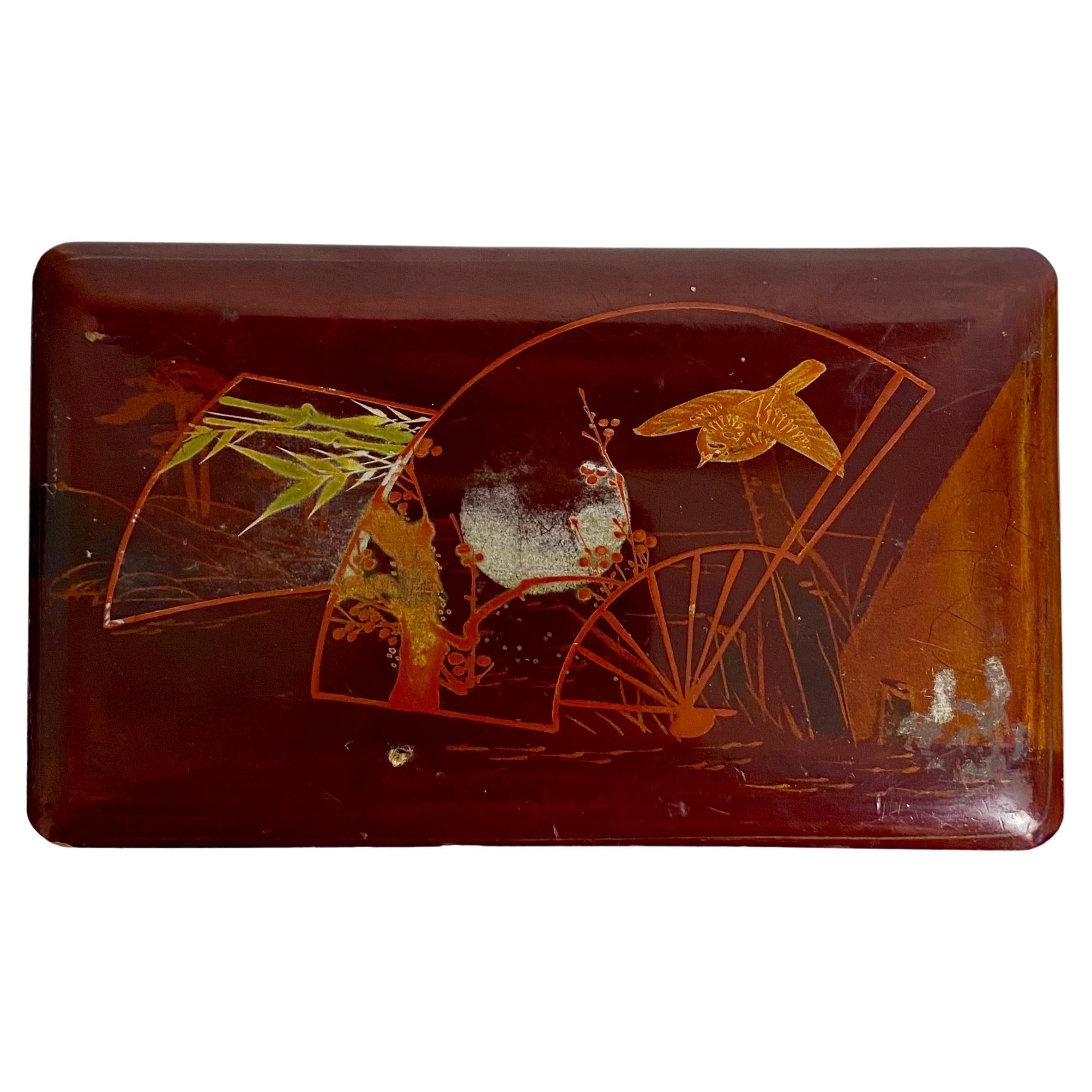 Schöne japanische Kiste aus rot lackiertem Holz;
19. Jahrhundert
Den Deckel ziert eine Landschaft mit einem Vogel, Bäumen und einer untergehenden Sonne. 
Das Innere der Schachtel ist mit einer schwarzen Lackierung versehen.
Kleines Format
Japan Ende