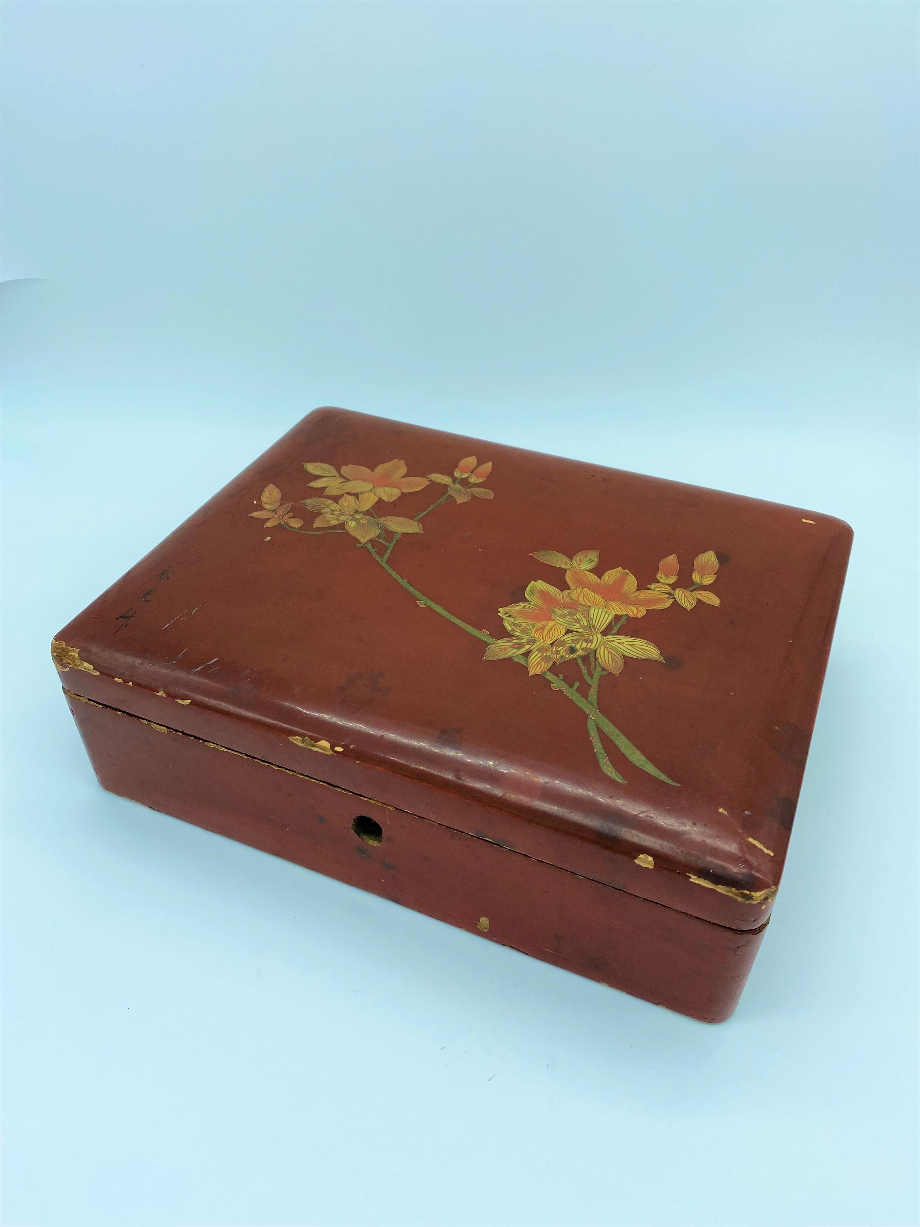 Japan Red Lacquered Box 19th Century In Good Condition For Sale In Beuzevillette, FR