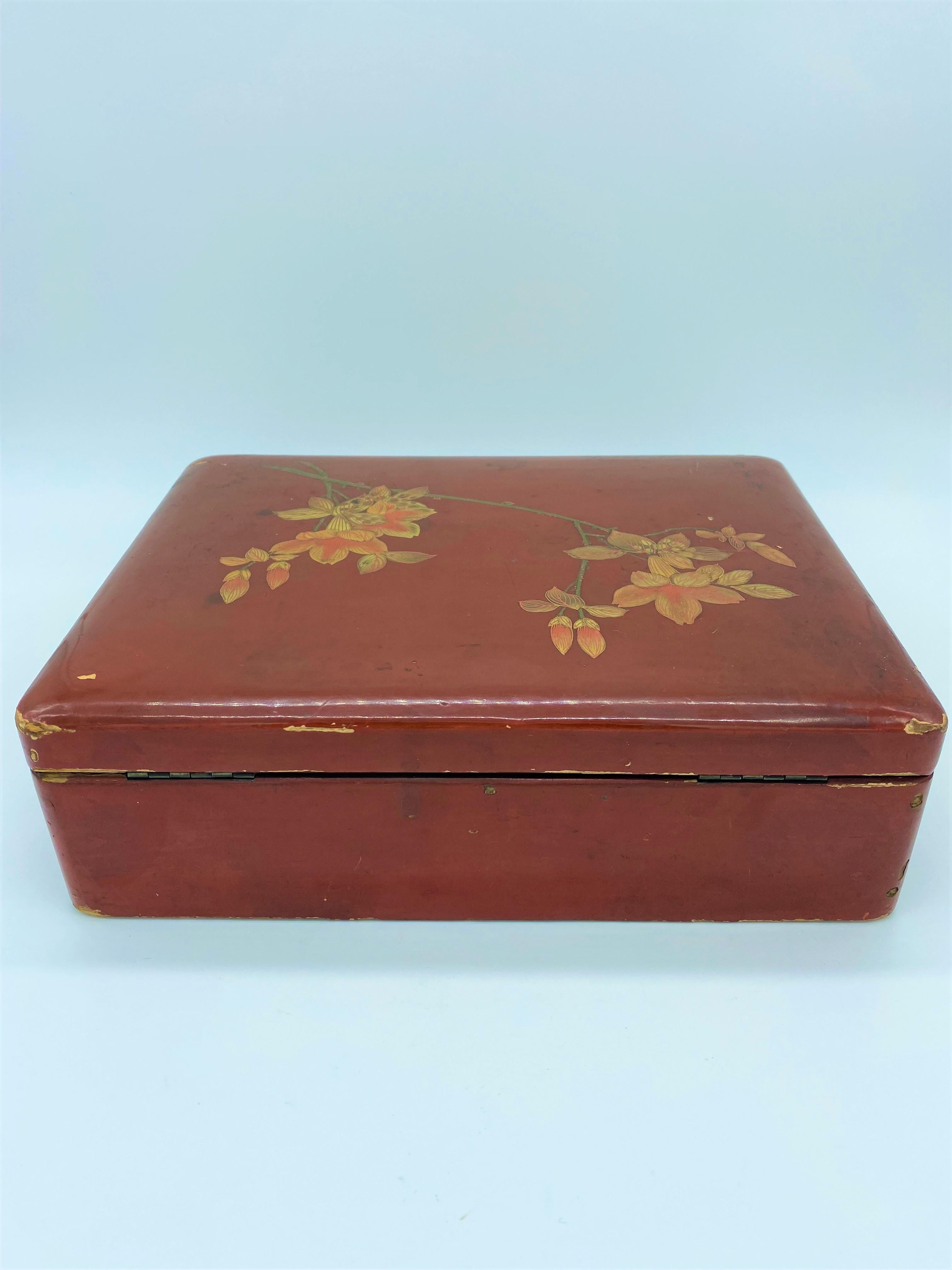 Japan Red Lacquered Box 19th Century For Sale 1