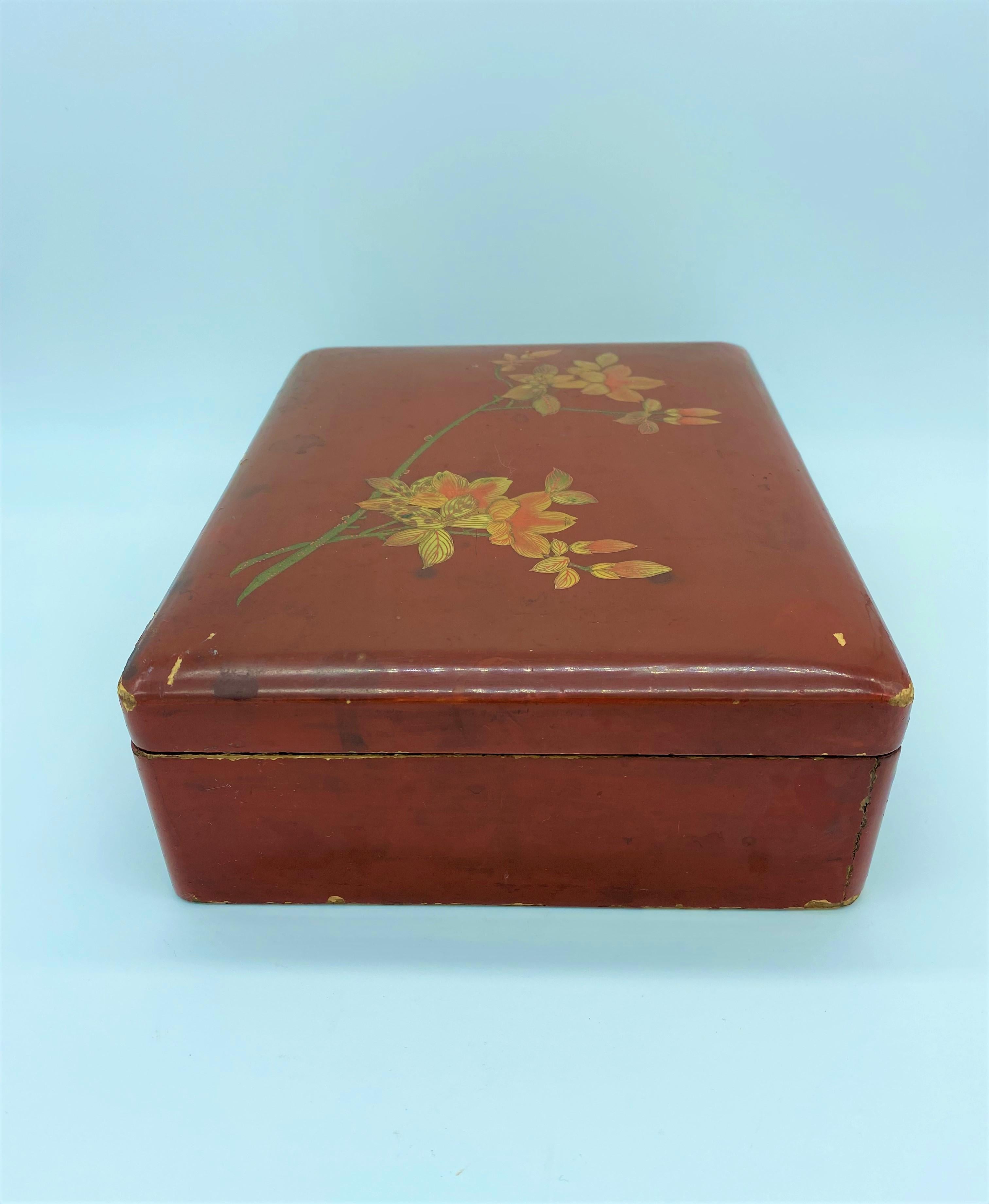 Bois Boîte laquée rouge du Japon 19ème siècle en vente