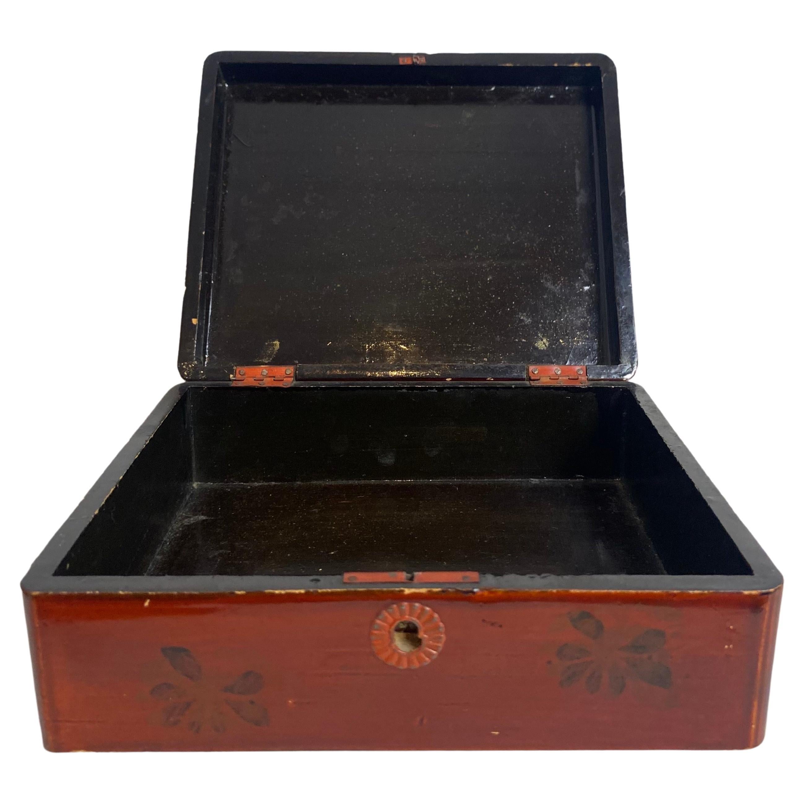 Boîte laquée rouge du Japon du XIXe siècle en vente 1