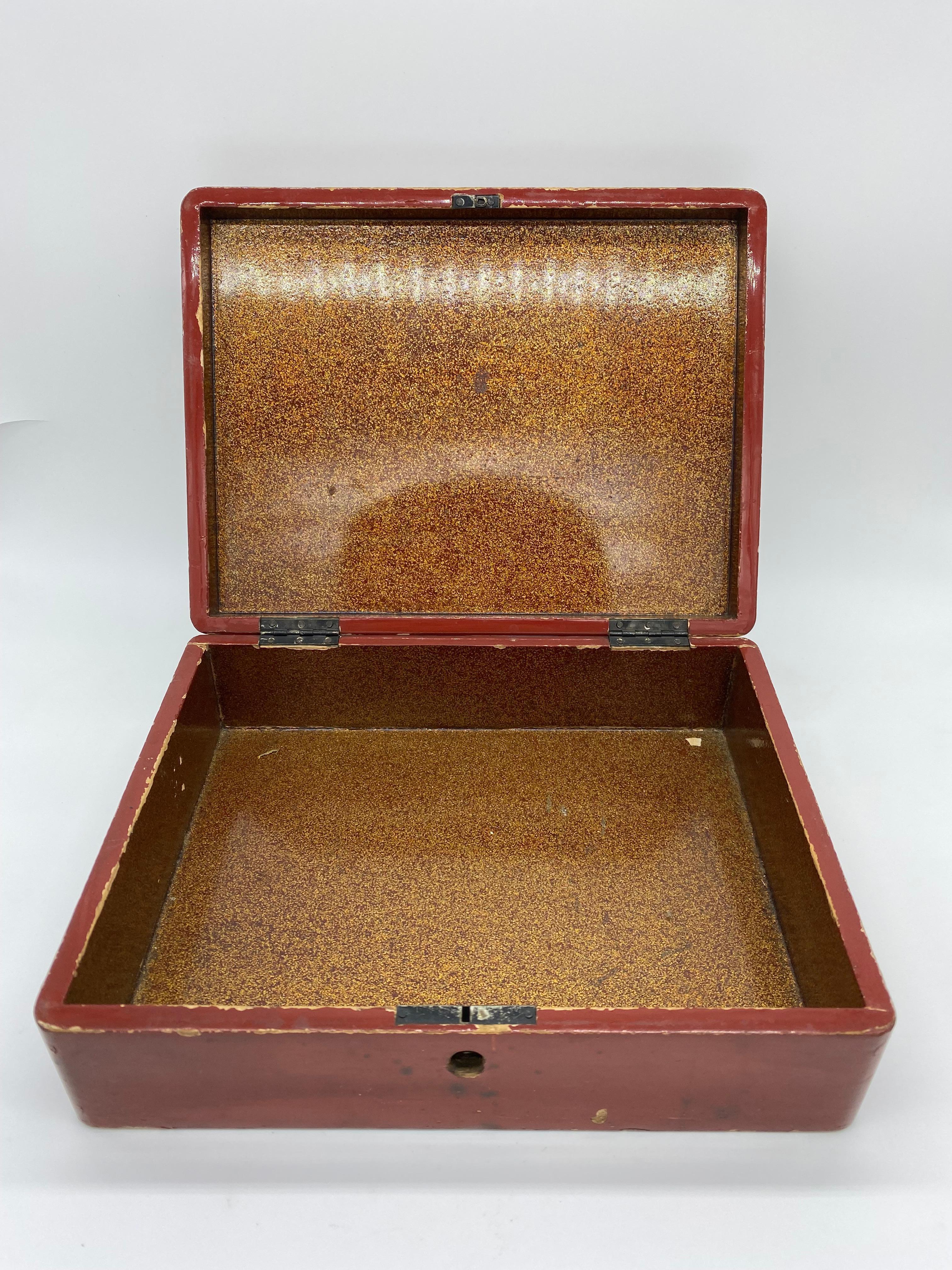 Boîte laquée rouge du Japon 19ème siècle en vente 1