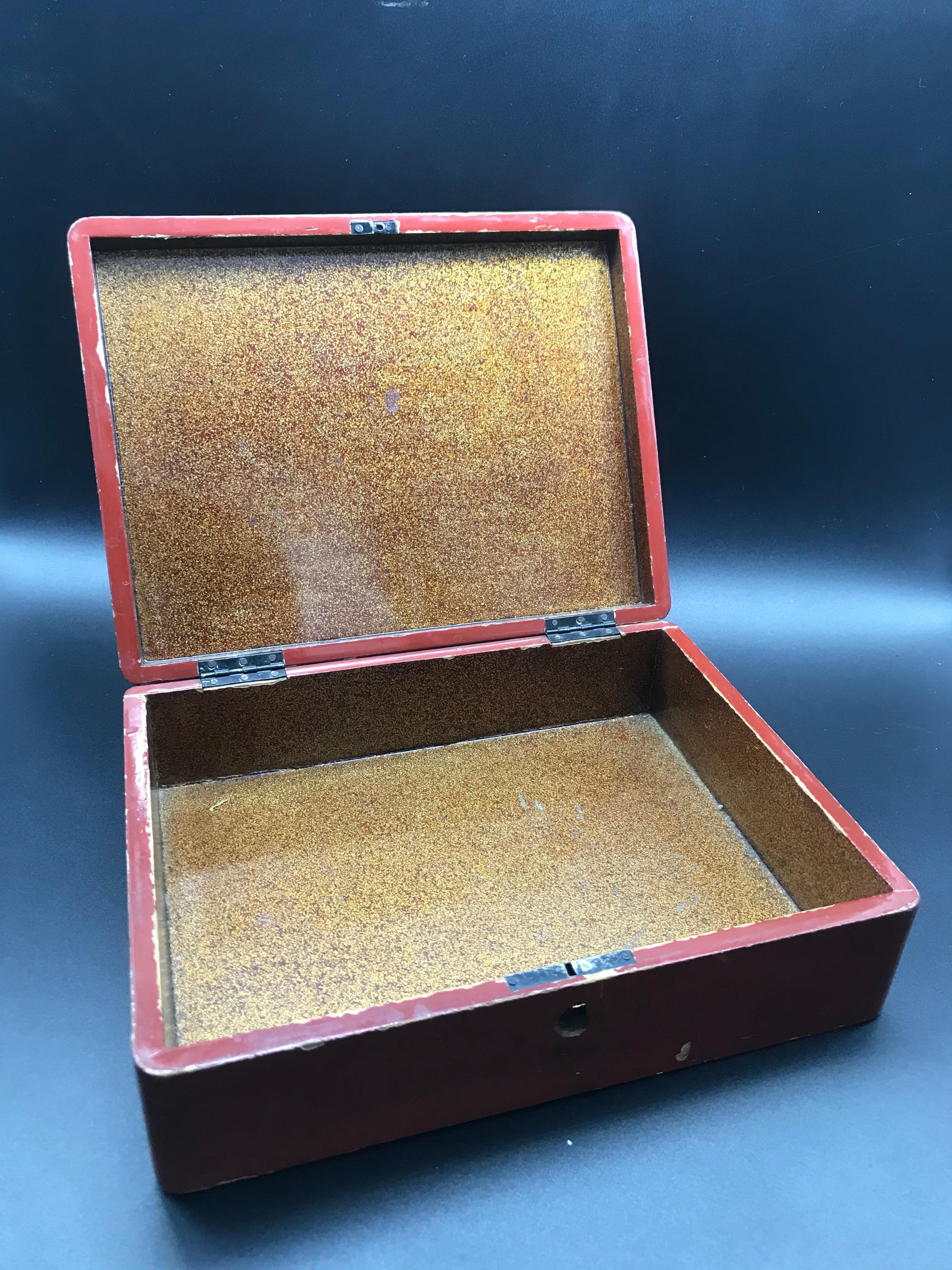 Japan Red Lacquered Box 19th Century For Sale 4