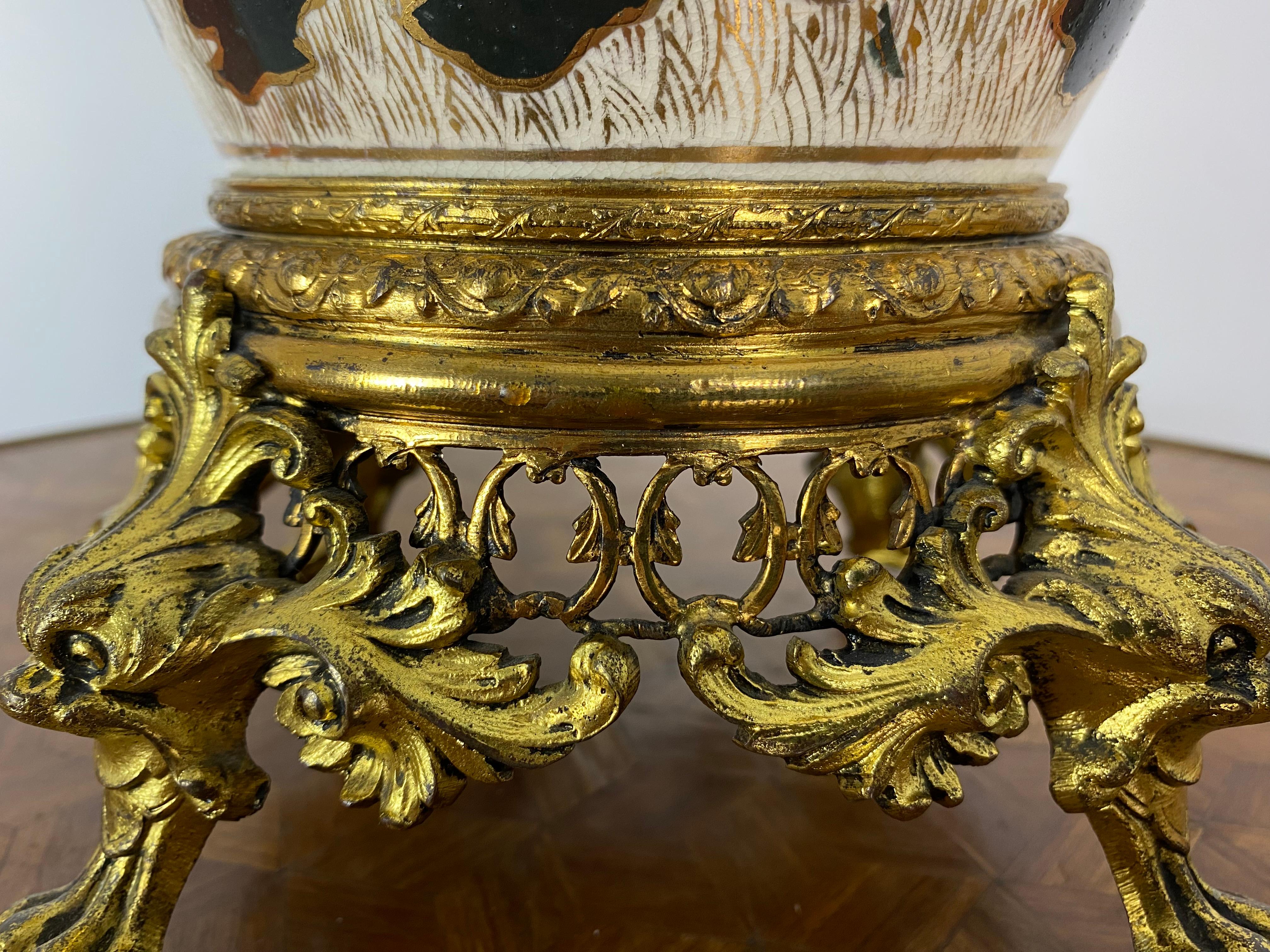Vase en porcelaine de Satsuma et métal doré du Japon du 19ème siècle en vente 9