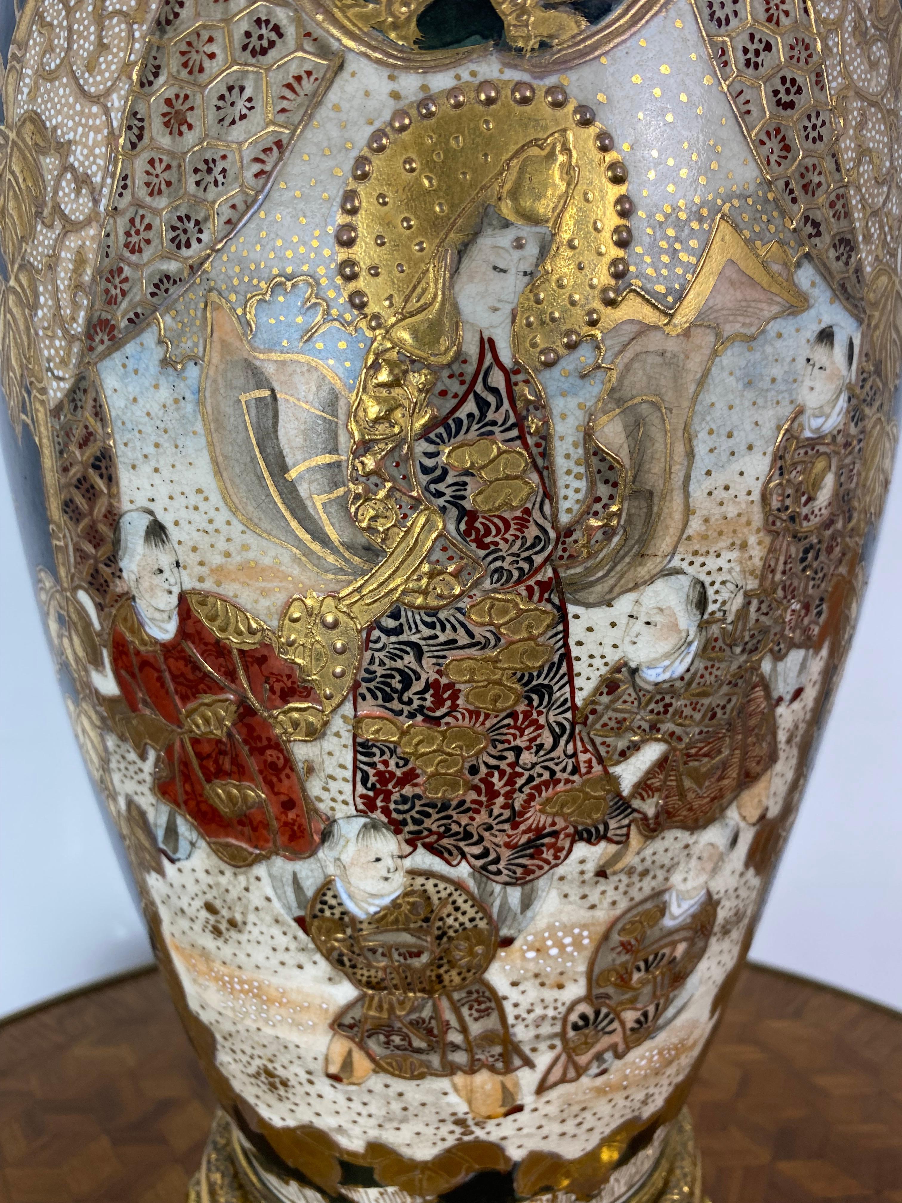 Japanische Satsuma-Porzellanvase und goldenes Metall 19. Jahrhundert im Angebot 12
