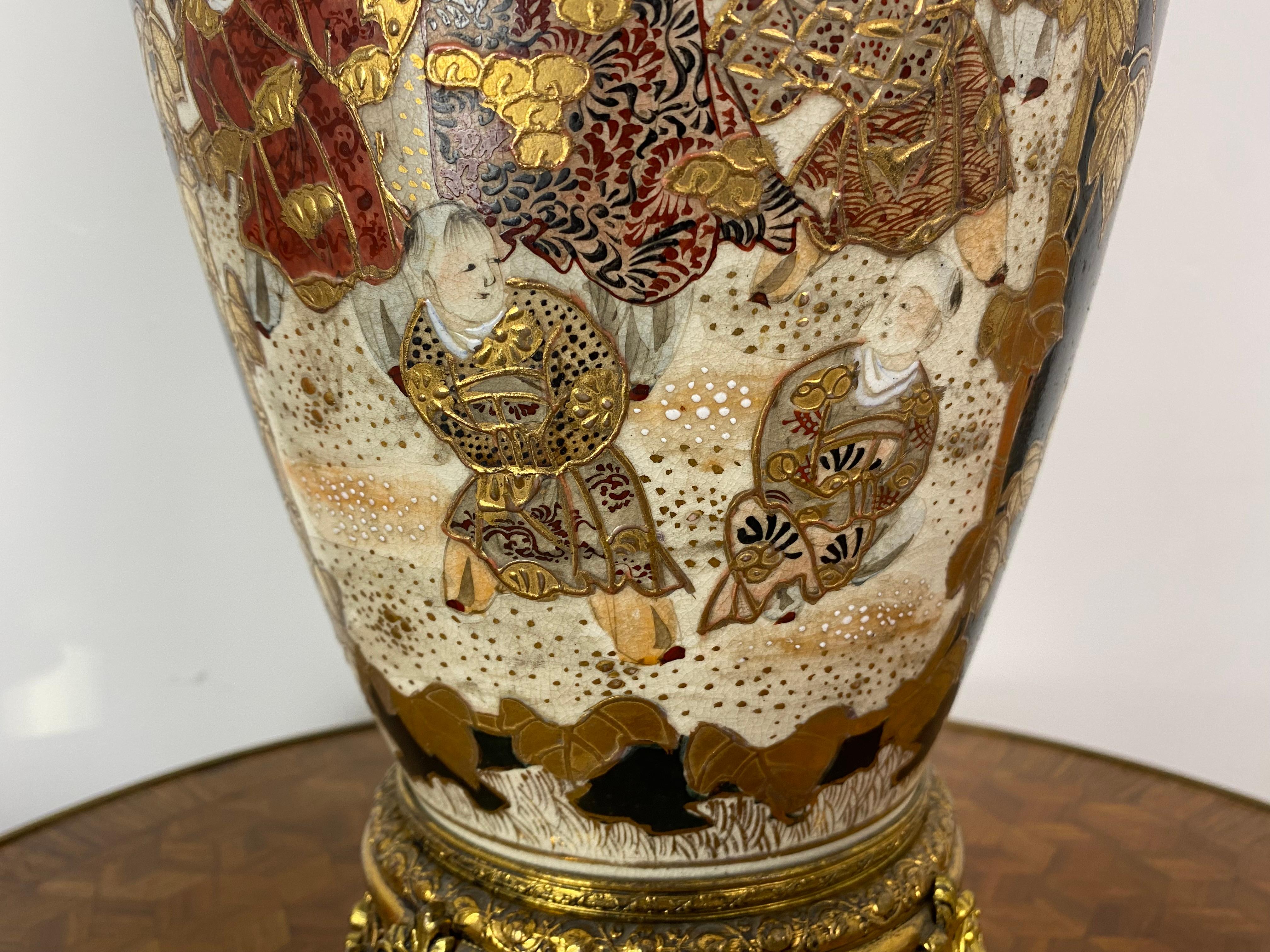 Japanische Satsuma-Porzellanvase und goldenes Metall 19. Jahrhundert im Angebot 13
