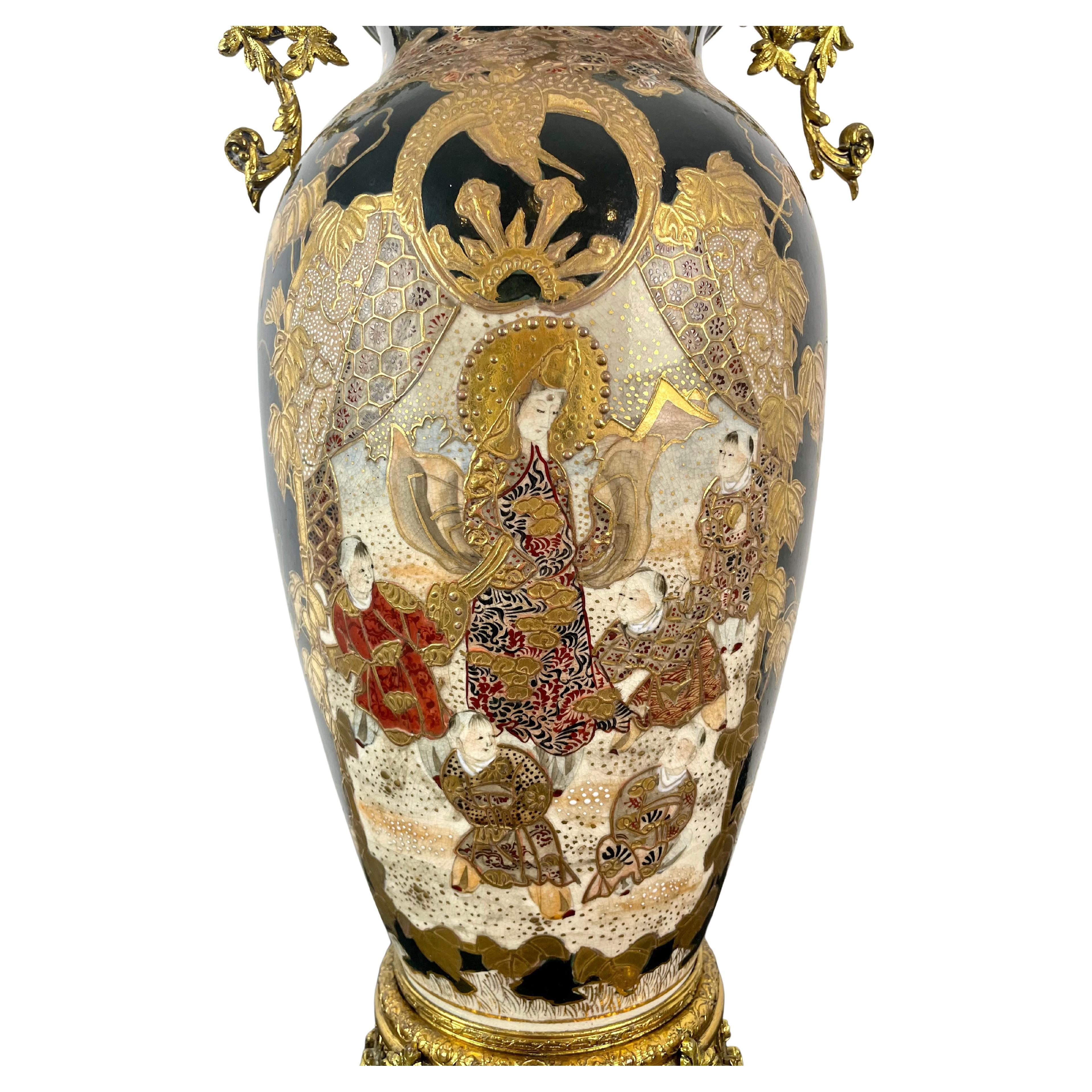 Große Satsuma-Porzellanvase aus der Meiji-Zeit auf einem vergoldeten Metallrahmen aus der Napoleon-III-Periode. Auf der einen Seite der Vase ist eine Gottheit, wahrscheinlich Amaterasu, mit spielenden Kindern zu seinen Füßen dargestellt, die an