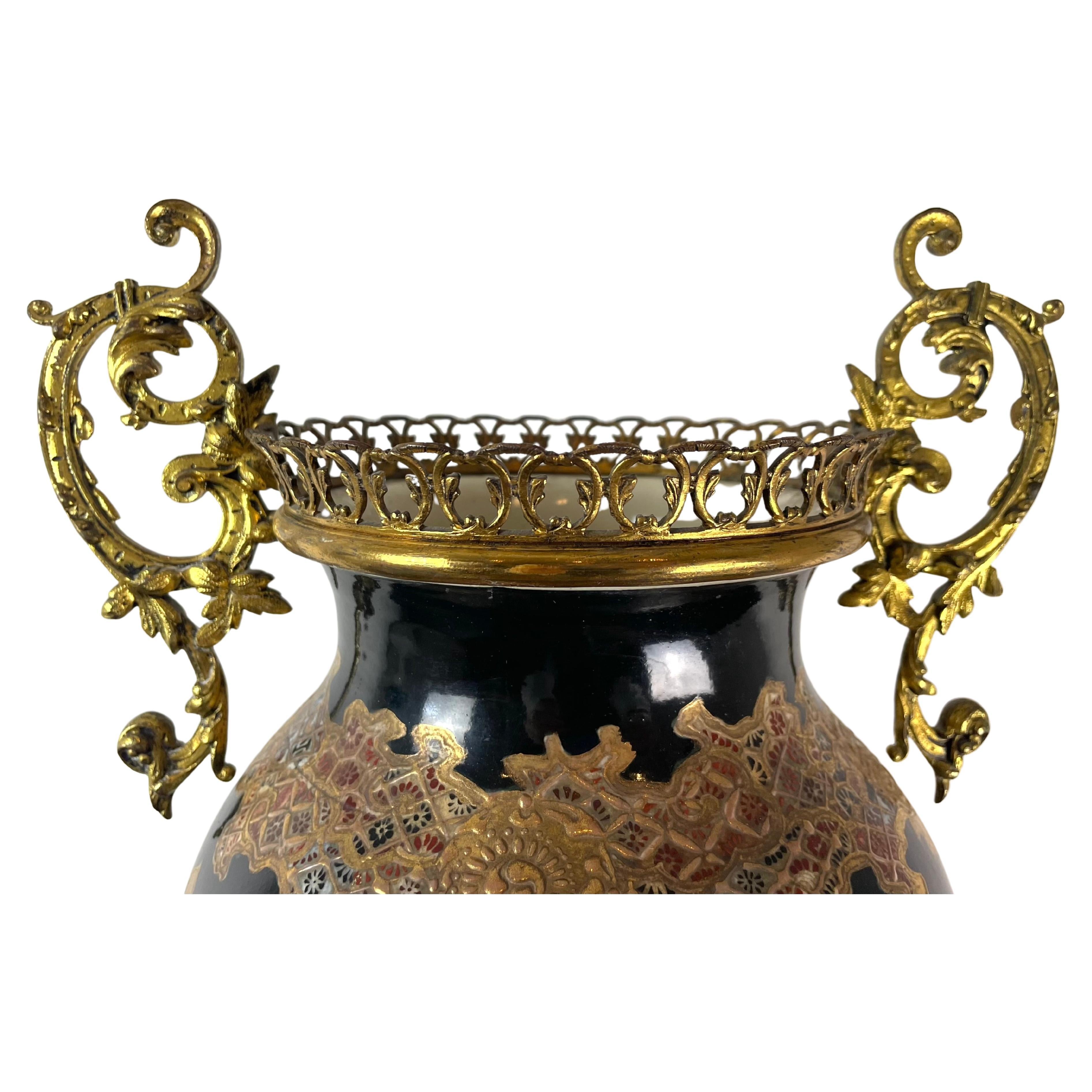 Doré Vase en porcelaine de Satsuma et métal doré du Japon du 19ème siècle en vente