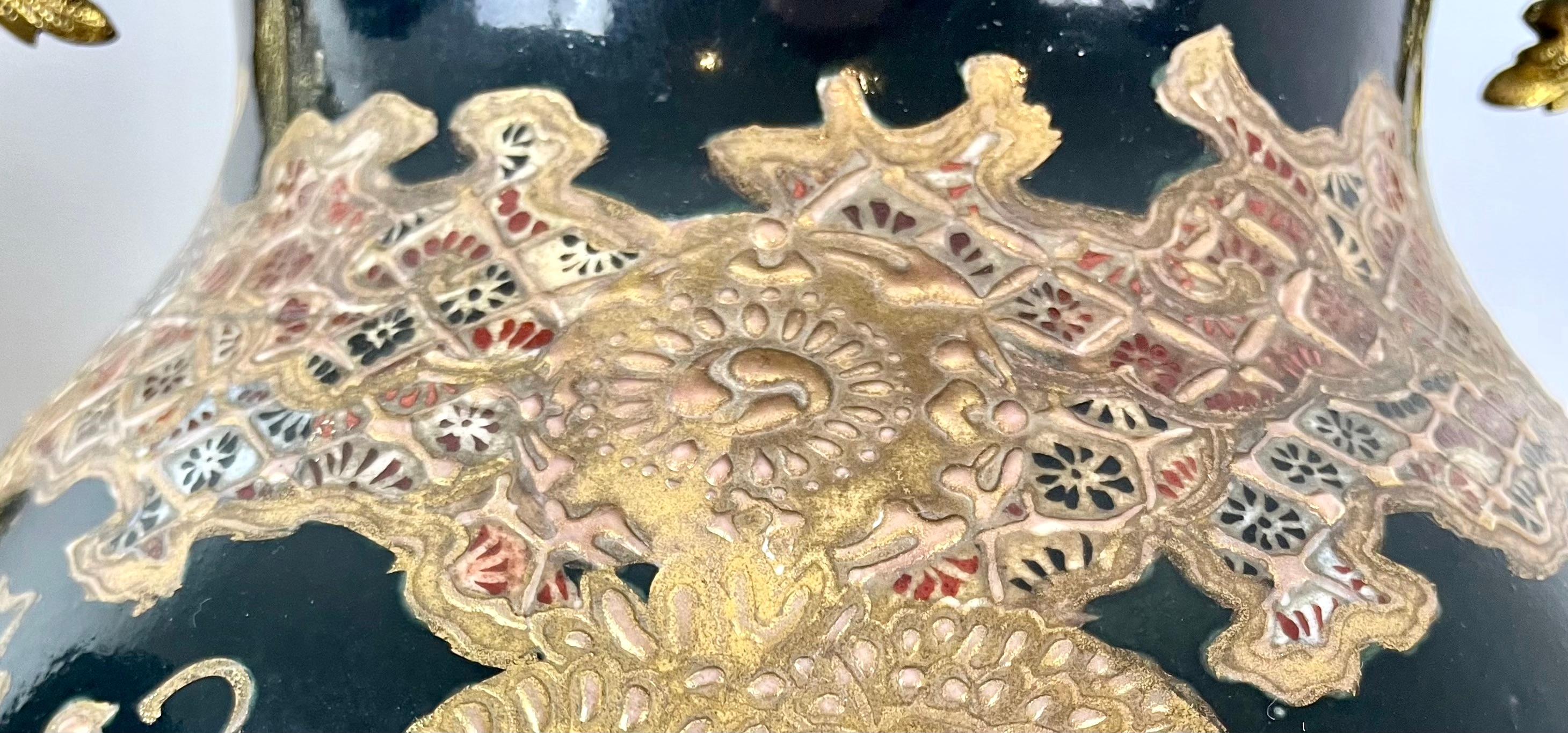 Japanische Satsuma-Porzellanvase und goldenes Metall 19. Jahrhundert im Zustand „Gut“ im Angebot in Beuzevillette, FR