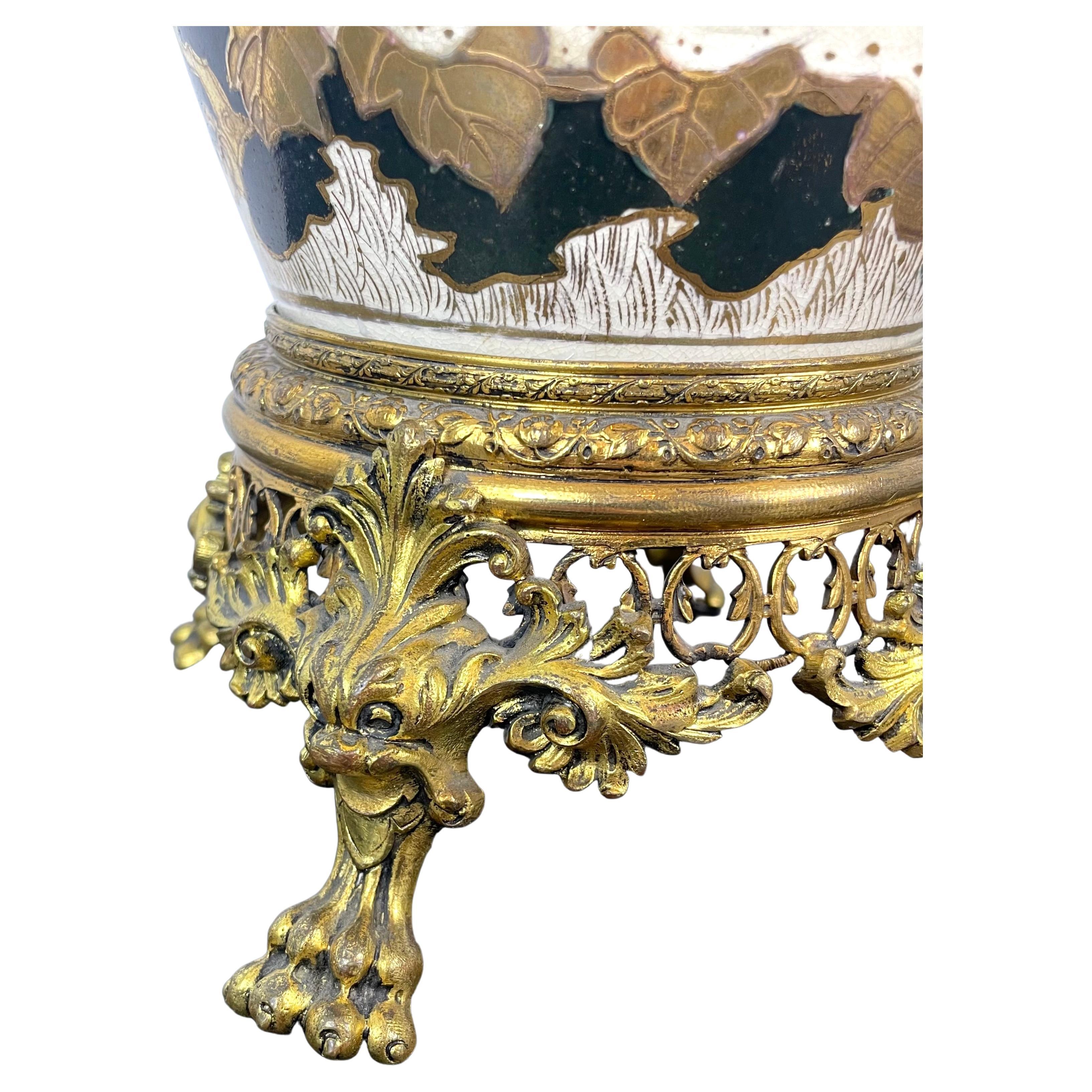 Japanische Satsuma-Porzellanvase und goldenes Metall 19. Jahrhundert im Angebot 1