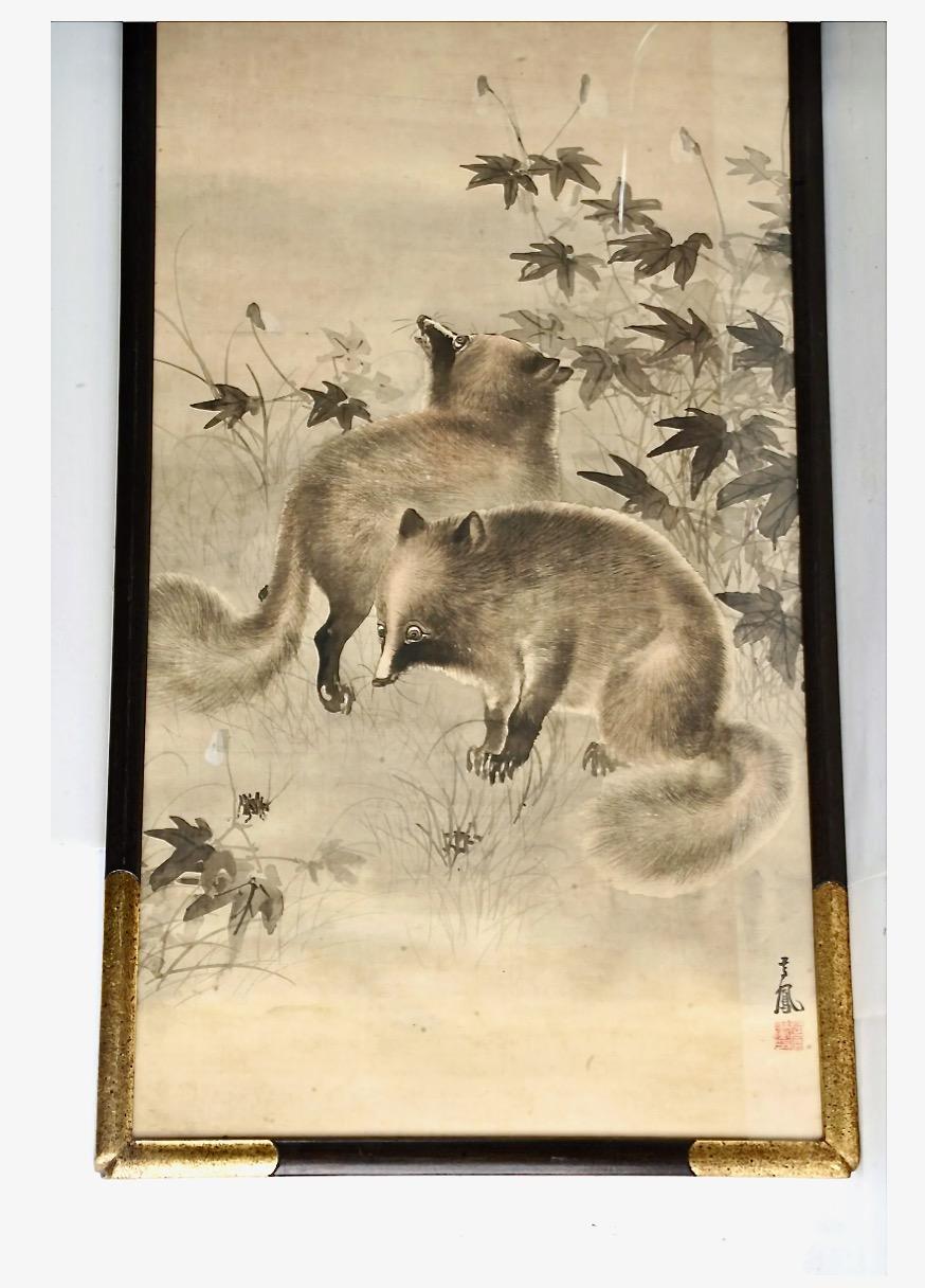 Dies ist ein wunderbares Beispiel für ein Leinwandgemälde aus der Meiji-Zeit, das japanische Marderhunde in einer Landschaft zeigt. Der Tanuki wird in der japanischen Kultur als Fabelwesen betrachtet. Diese Schriftrolle ist wunderschön ausgeführt,