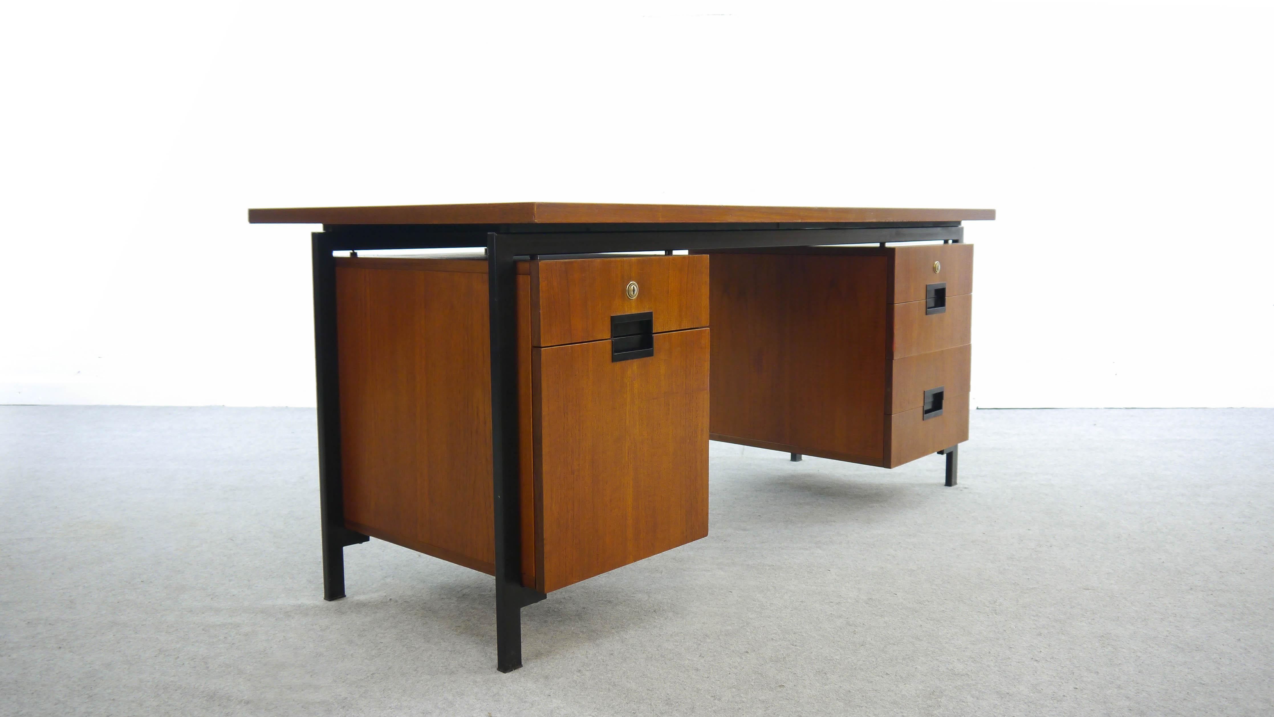 Schreibtisch aus Teakholz aus den 1950er Jahren, entworfen von Cees Braakman, hergestellt von Pastoe, Niederlande.
Gestell aus schwarzem Stahl mit aufgehängten Teakholz-Truhen. 5 Schubladen, 1 Schublade für Hängemappen.