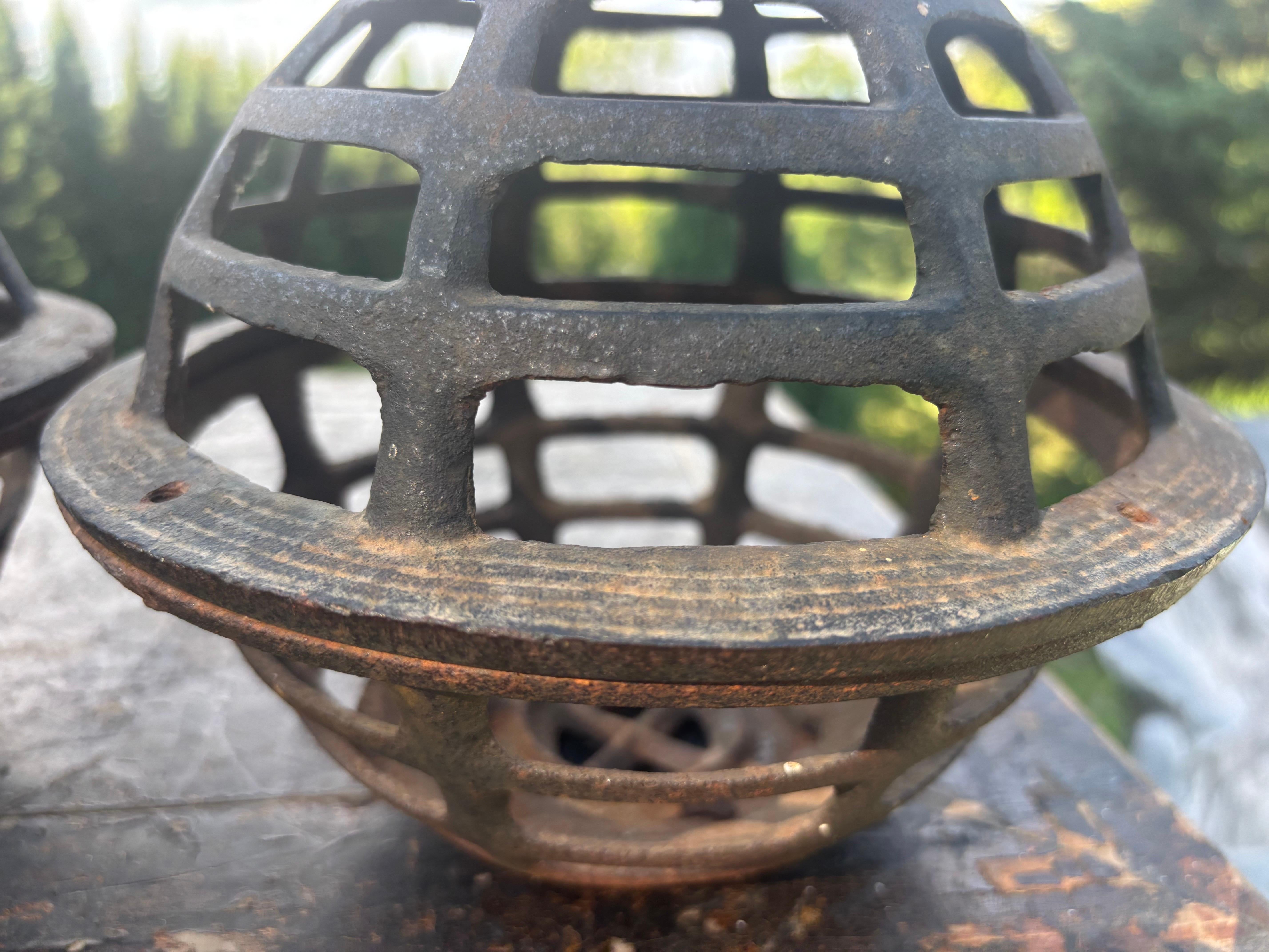 Japon Ensemble de deux lanternes orbes anciennes, trouvaille rare État moyen - En vente à South Burlington, VT