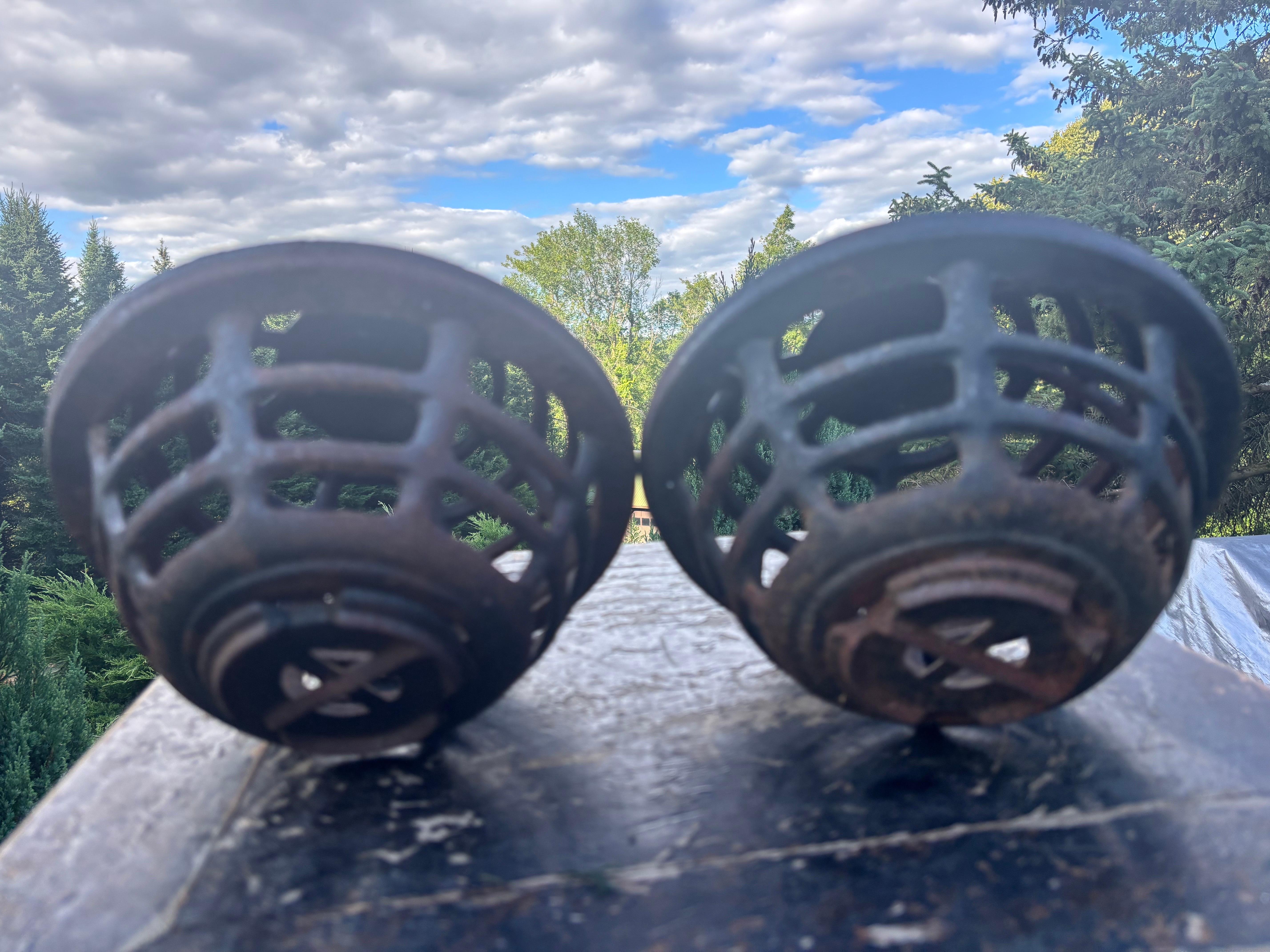 Fer Japon Ensemble de deux lanternes orbes anciennes, trouvaille rare en vente