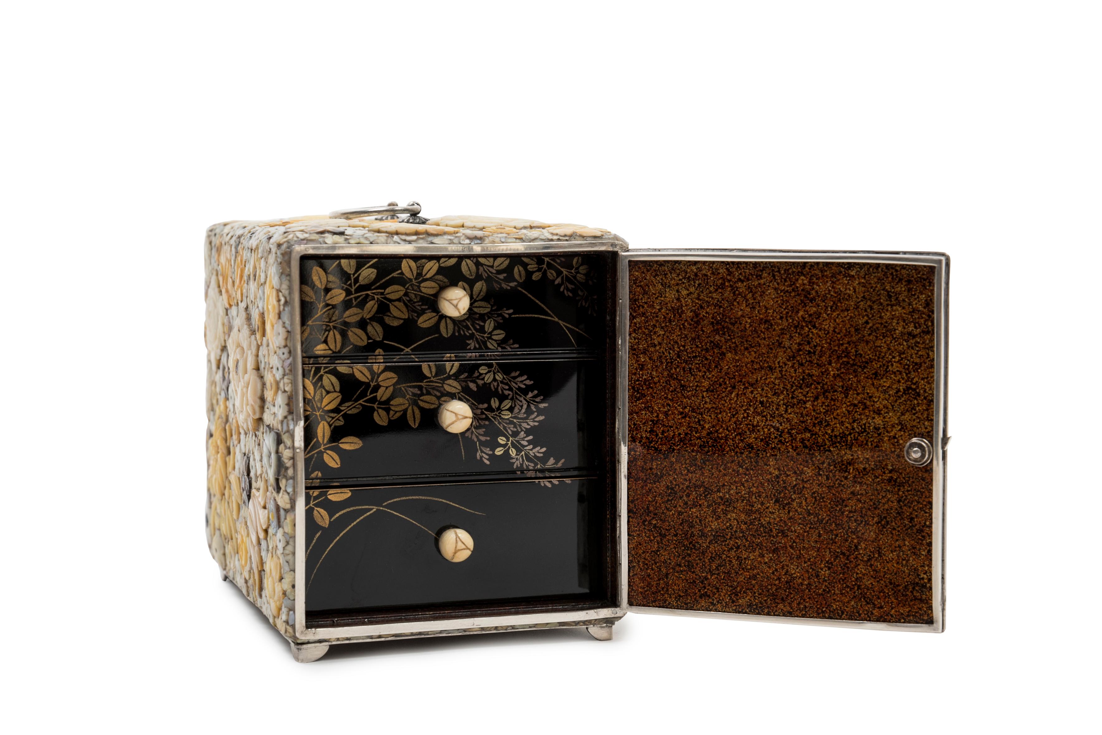Exceptional Japanese incense cabinet kodansu in wood covered with a profusion of mother-of-pearl flowers and bone leaves, engraved and inlaid with the shibayama technique. Bottom in nashi-ji lacquer.
Handles, finishes and feet in silver. The handle