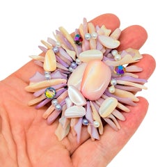 GIAPPONE: spilla vintage firmata, con conchiglie, cristalli, perle e finiture dorate, dal design esclusivo